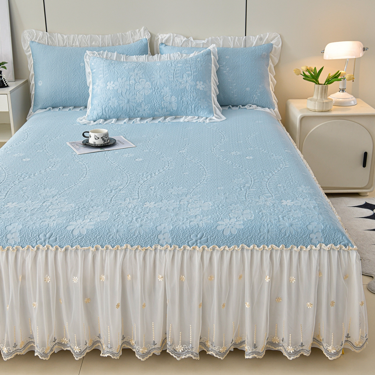 91家纺网 家纺一手货源 找家纺 畅畅家纺 2026新款花边3D立体冰豆豆冰丝凉席床裙款三件套 漫舞-蓝