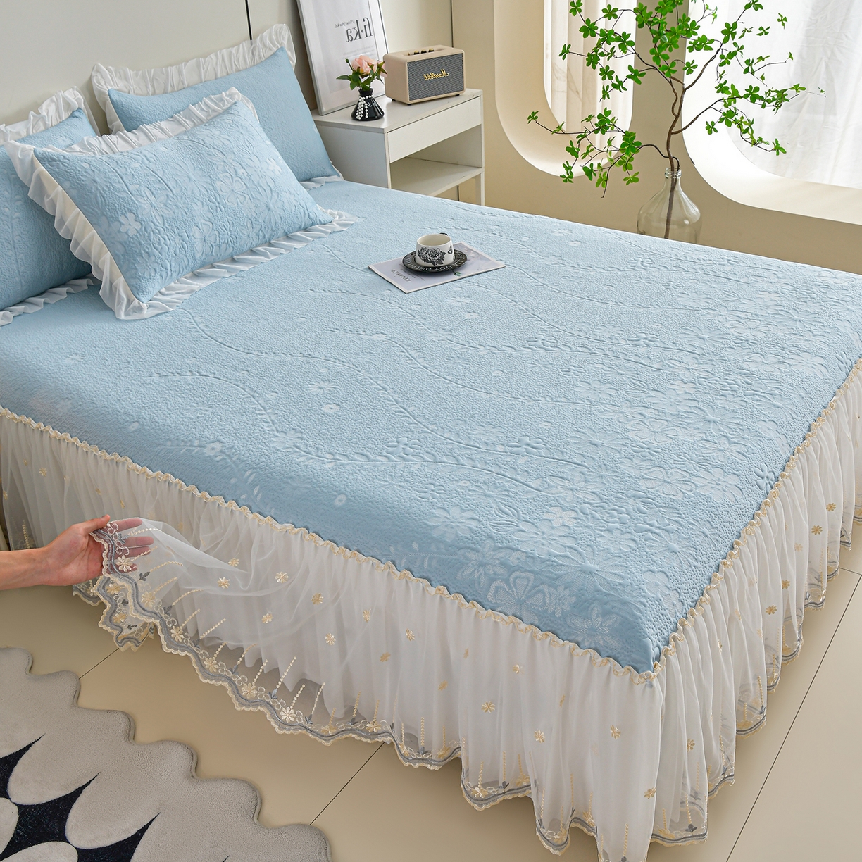 91家纺网 家纺一手货源 找家纺 畅畅家纺 2026新款花边3D立体冰豆豆冰丝凉席床裙款三件套 漫舞-蓝