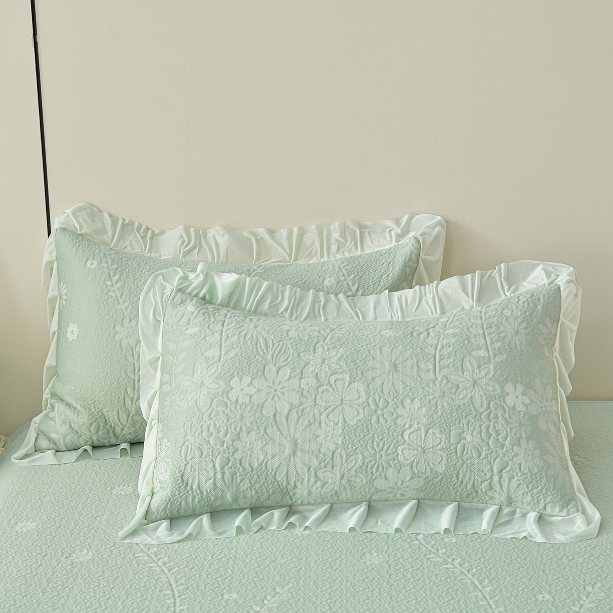 91家纺网 家纺一手货源 找家纺 畅畅家纺 2026新款花边3D立体冰豆豆冰丝凉席床裙款三件套 漫舞-绿