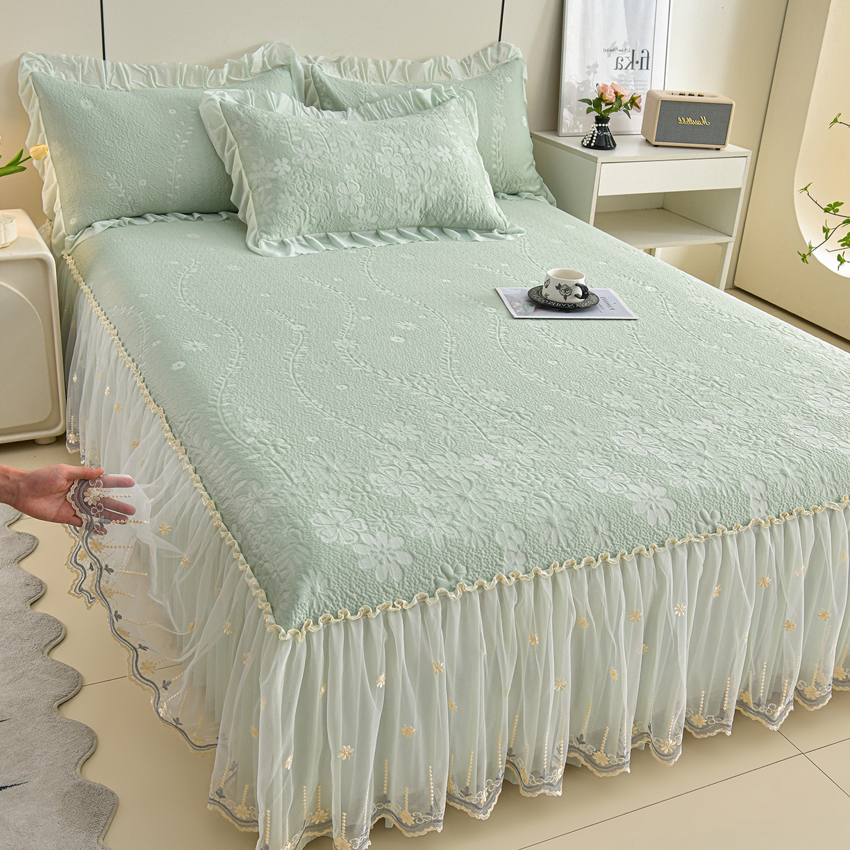 91家纺网 家纺一手货源 找家纺 畅畅家纺 2026新款花边3D立体冰豆豆冰丝凉席床裙款三件套 漫舞-绿