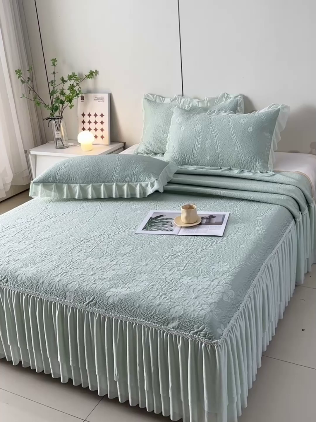 91家纺网 家纺一手货源 找家纺 畅畅家纺 2026新款花边3D立体冰豆豆冰丝凉席床裙款三件套 漫舞-绿