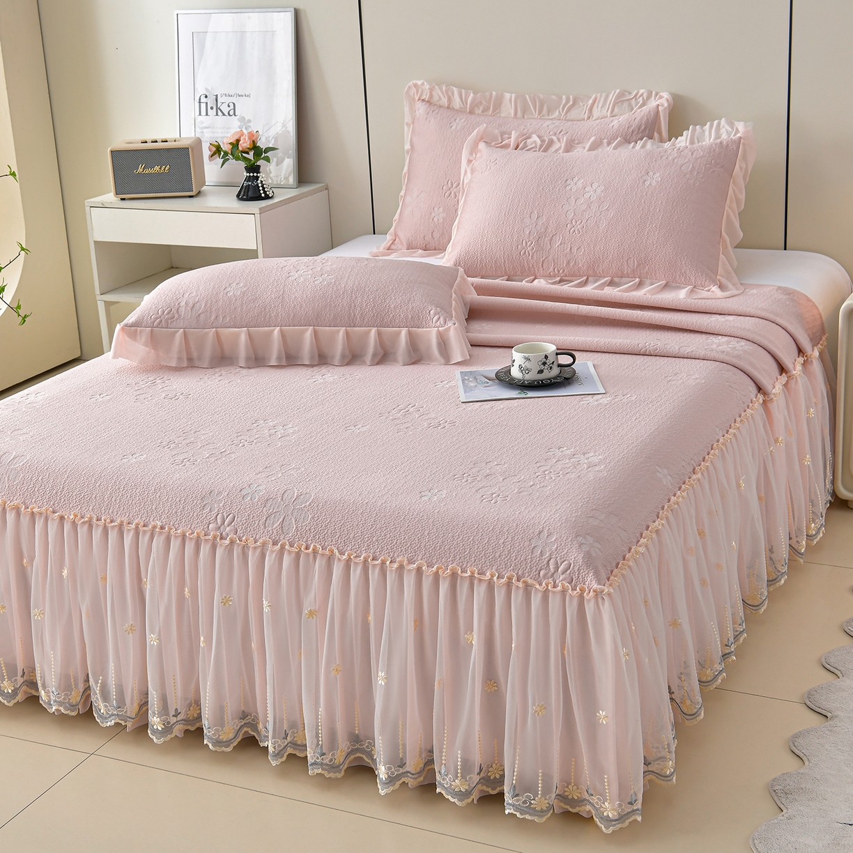 91家纺网 家纺一手货源 找家纺 畅畅家纺 2026新款花边3D立体冰豆豆冰丝凉席床裙款三件套 幸运花朵-粉