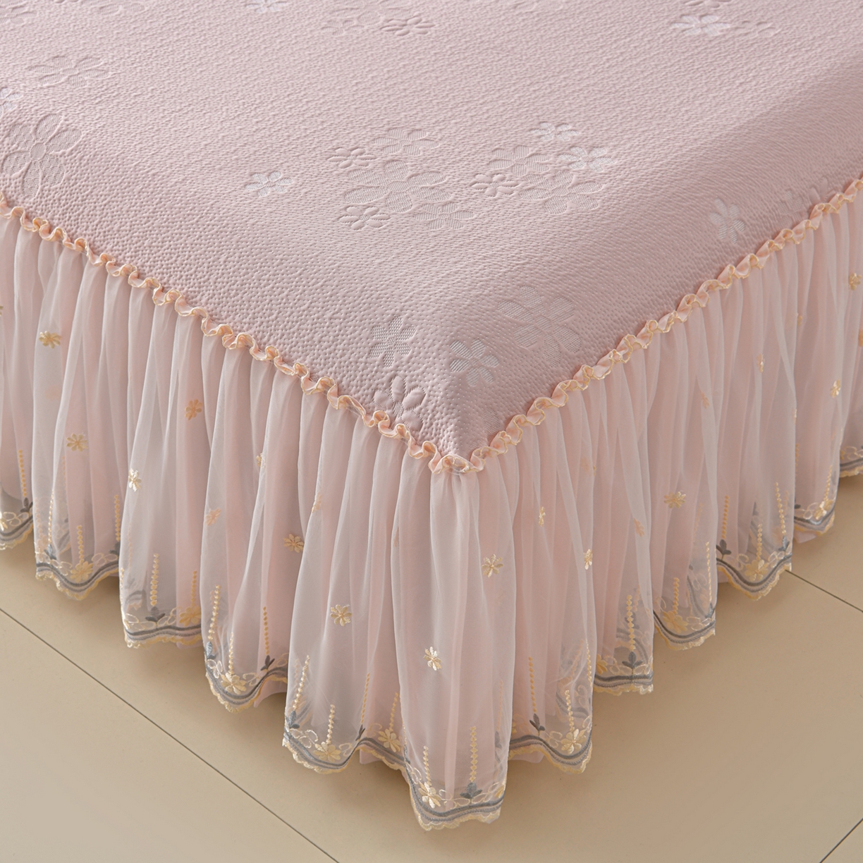 91家纺网 家纺一手货源 找家纺 畅畅家纺 2026新款花边3D立体冰豆豆冰丝凉席床裙款三件套 幸运花朵-粉