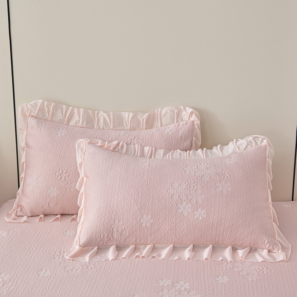 91家纺网 家纺一手货源 找家纺 畅畅家纺 2026新款花边3D立体冰豆豆冰丝凉席床裙款三件套 幸运花朵-粉