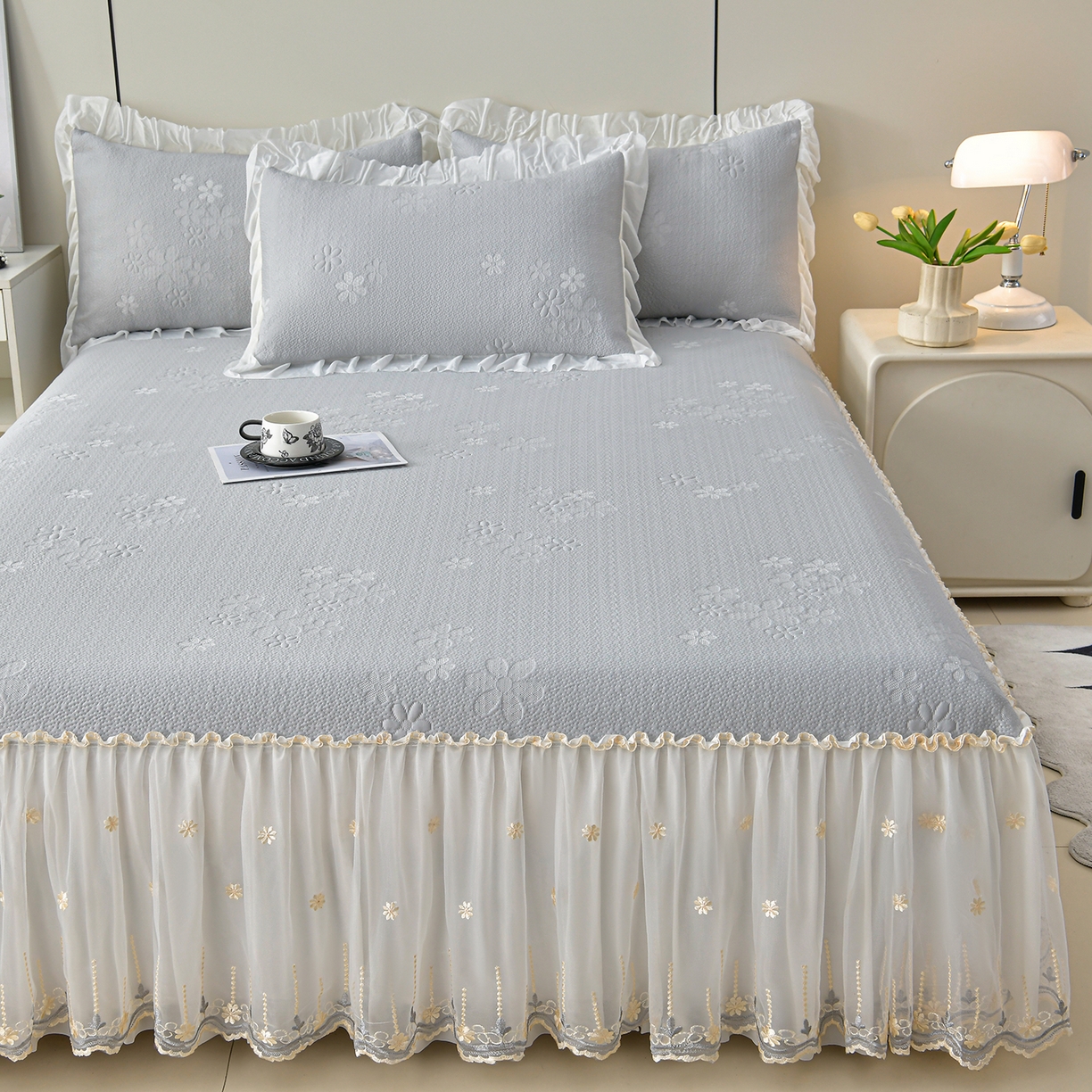 91家纺网 家纺一手货源 找家纺 畅畅家纺 2026新款花边3D立体冰豆豆冰丝凉席床裙款三件套 幸运花朵-灰