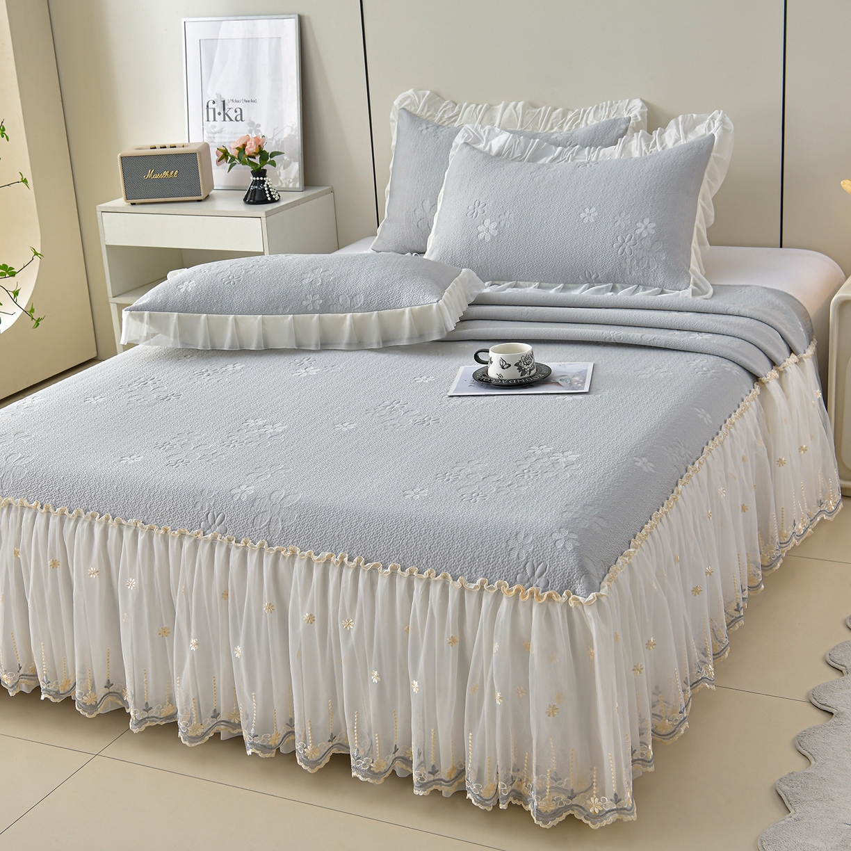 91家纺网 家纺一手货源 找家纺 畅畅家纺 2026新款花边3D立体冰豆豆冰丝凉席床裙款三件套 幸运花朵-灰