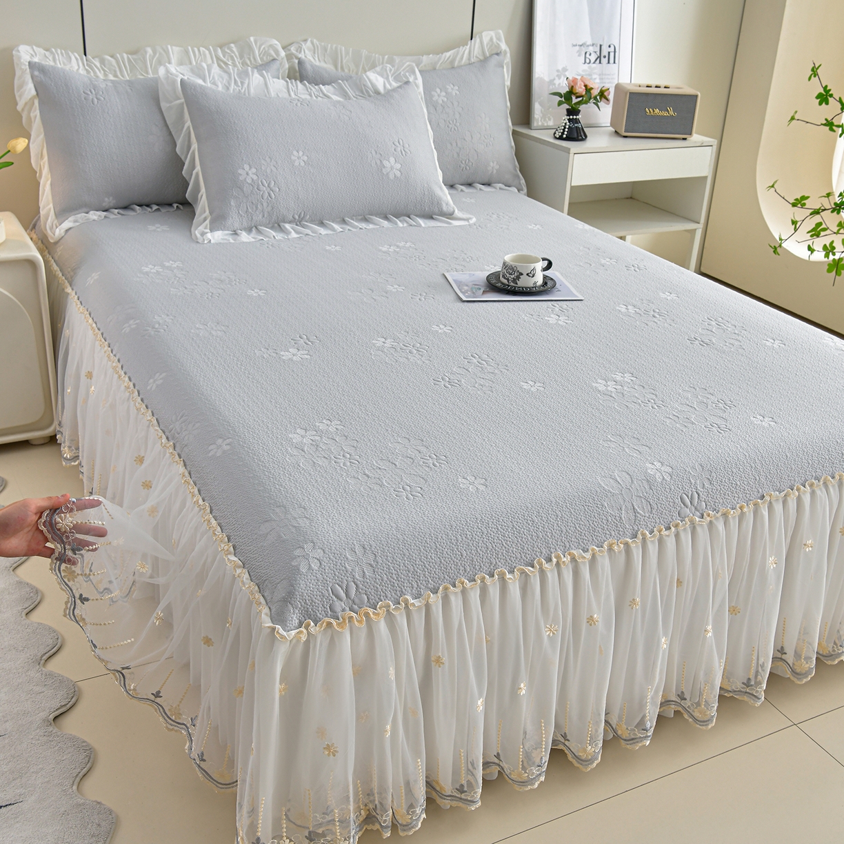 91家纺网 家纺一手货源 找家纺 畅畅家纺 2026新款花边3D立体冰豆豆冰丝凉席床裙款三件套 幸运花朵-灰