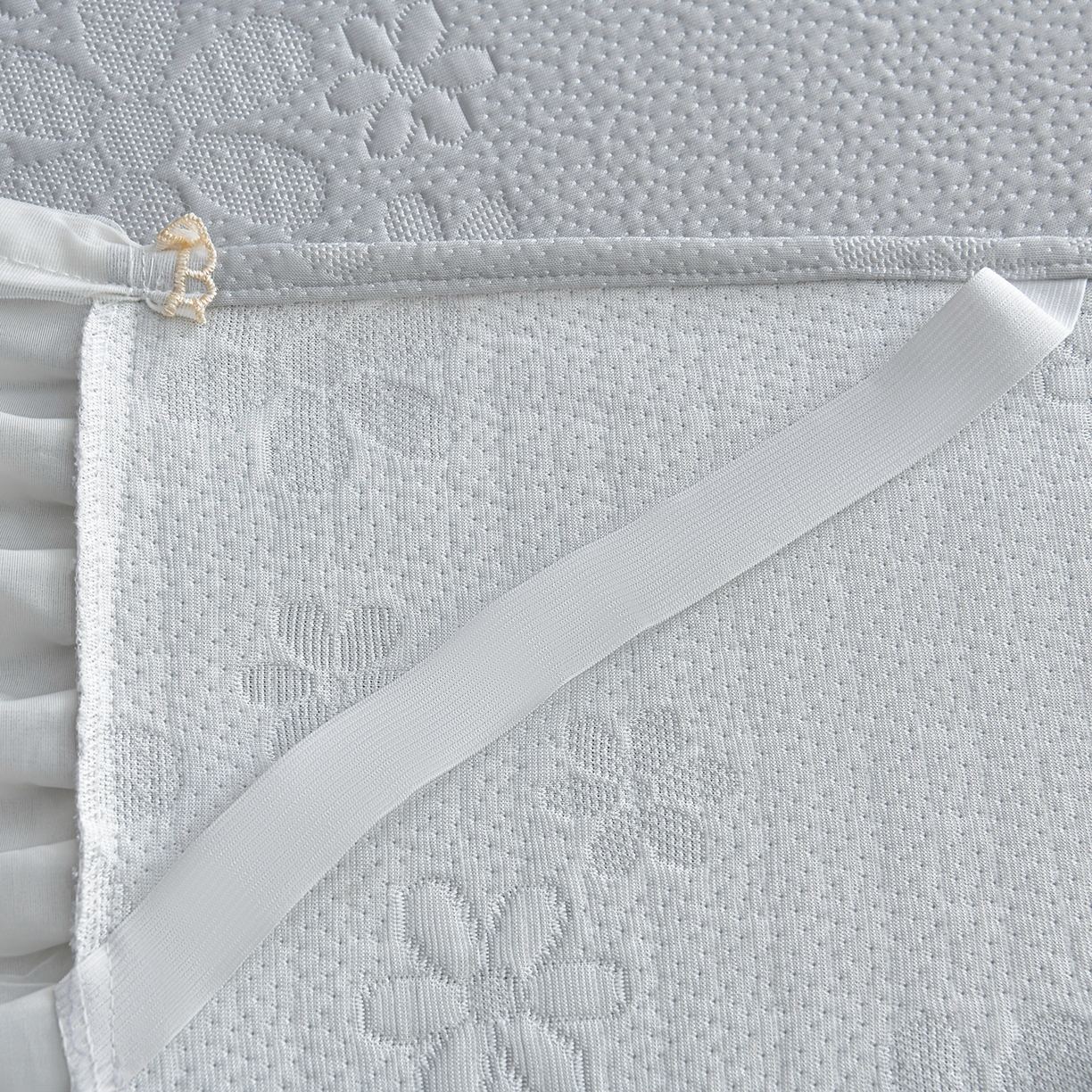 91家纺网 家纺一手货源 找家纺 畅畅家纺 2026新款花边3D立体冰豆豆冰丝凉席床裙款三件套 幸运花朵-灰