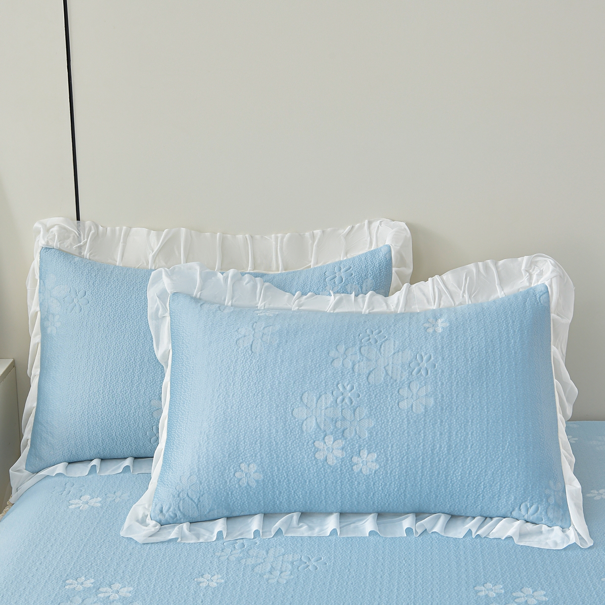 91家纺网 家纺一手货源 找家纺 畅畅家纺 2026新款花边3D立体冰豆豆冰丝凉席床裙款三件套 幸运花朵-蓝