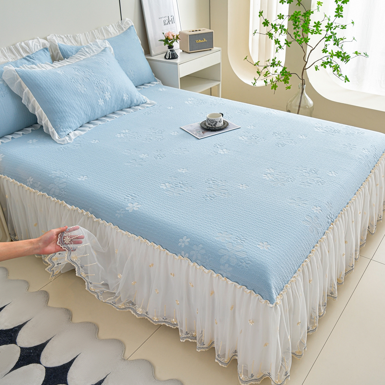 91家纺网 家纺一手货源 找家纺 畅畅家纺 2026新款花边3D立体冰豆豆冰丝凉席床裙款三件套 幸运花朵-蓝