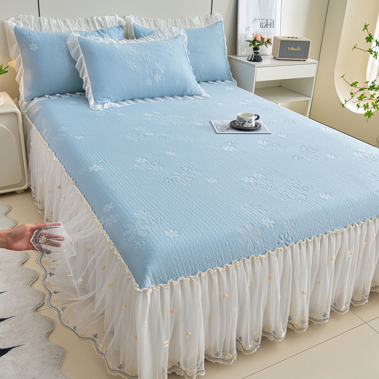 91家纺网 家纺一手货源 找家纺 畅畅家纺 2026新款花边3D立体冰豆豆冰丝凉席床裙款三件套 幸运花朵-蓝