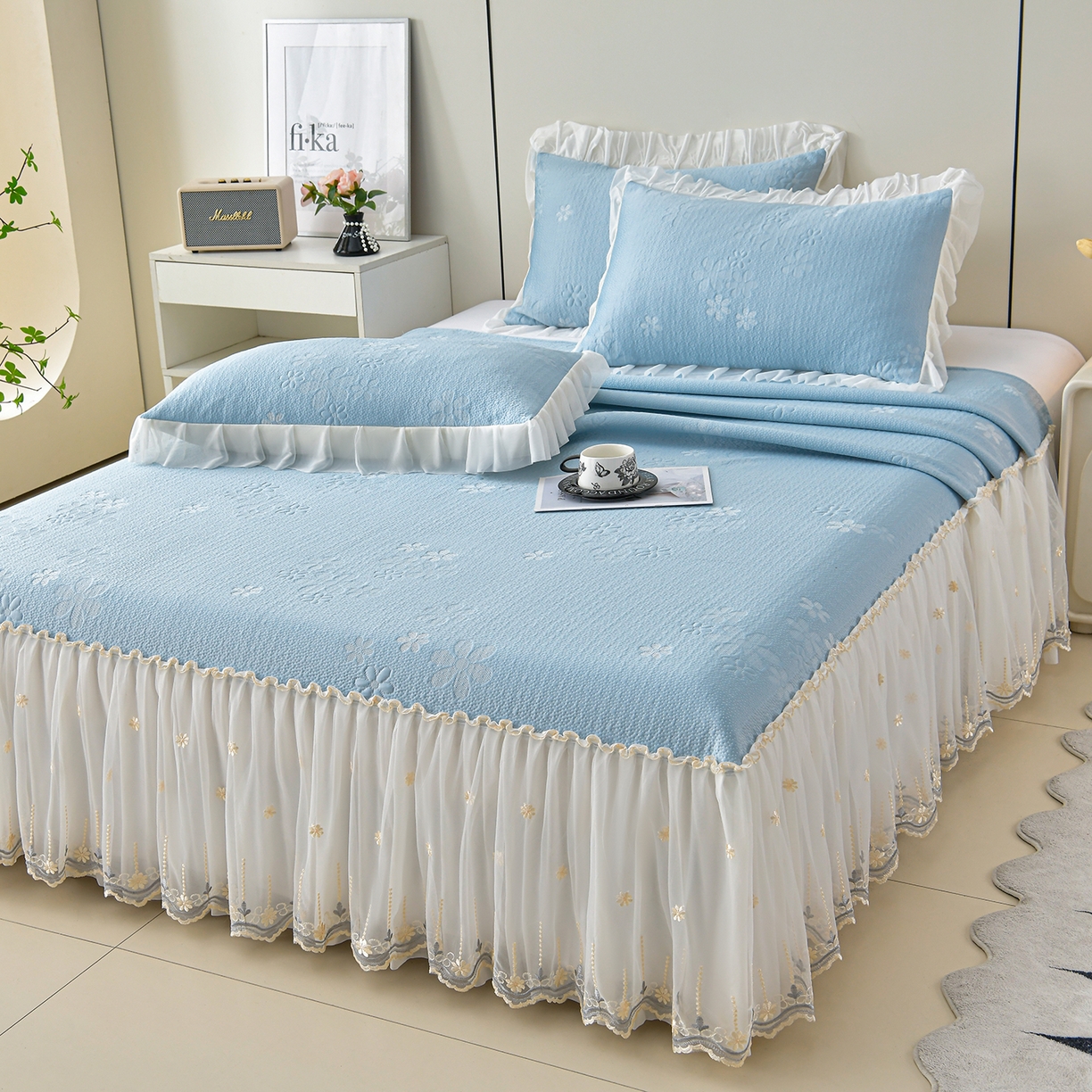 91家纺网 家纺一手货源 找家纺 畅畅家纺 2026新款花边3D立体冰豆豆冰丝凉席床裙款三件套 幸运花朵-蓝