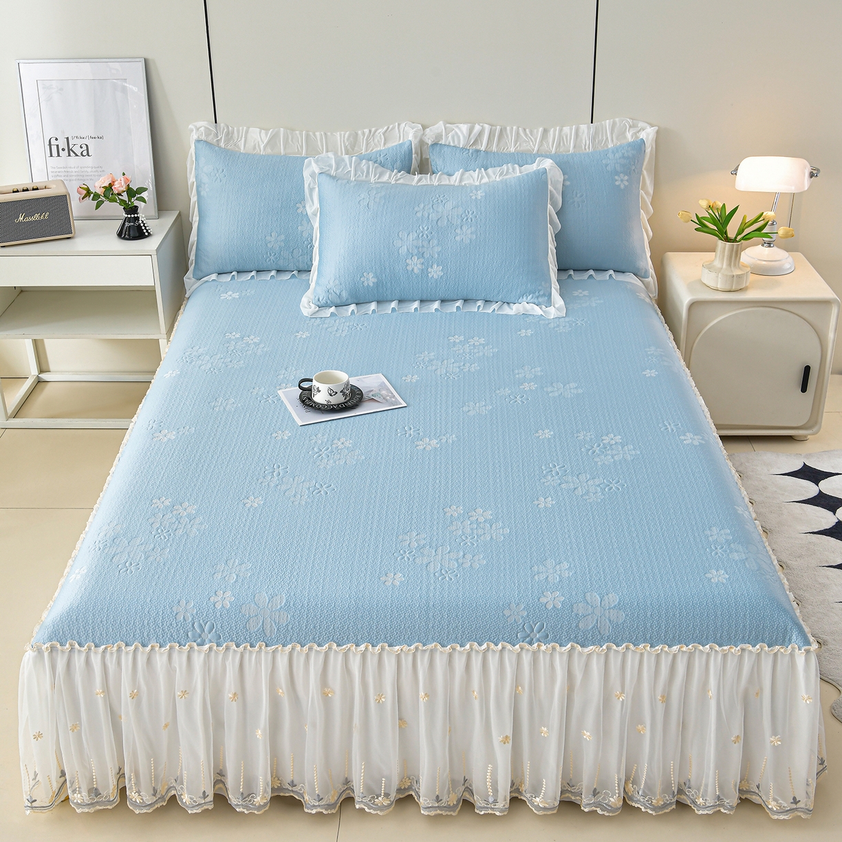 91家纺网 家纺一手货源 找家纺 畅畅家纺 2026新款花边3D立体冰豆豆冰丝凉席床裙款三件套 幸运花朵-蓝