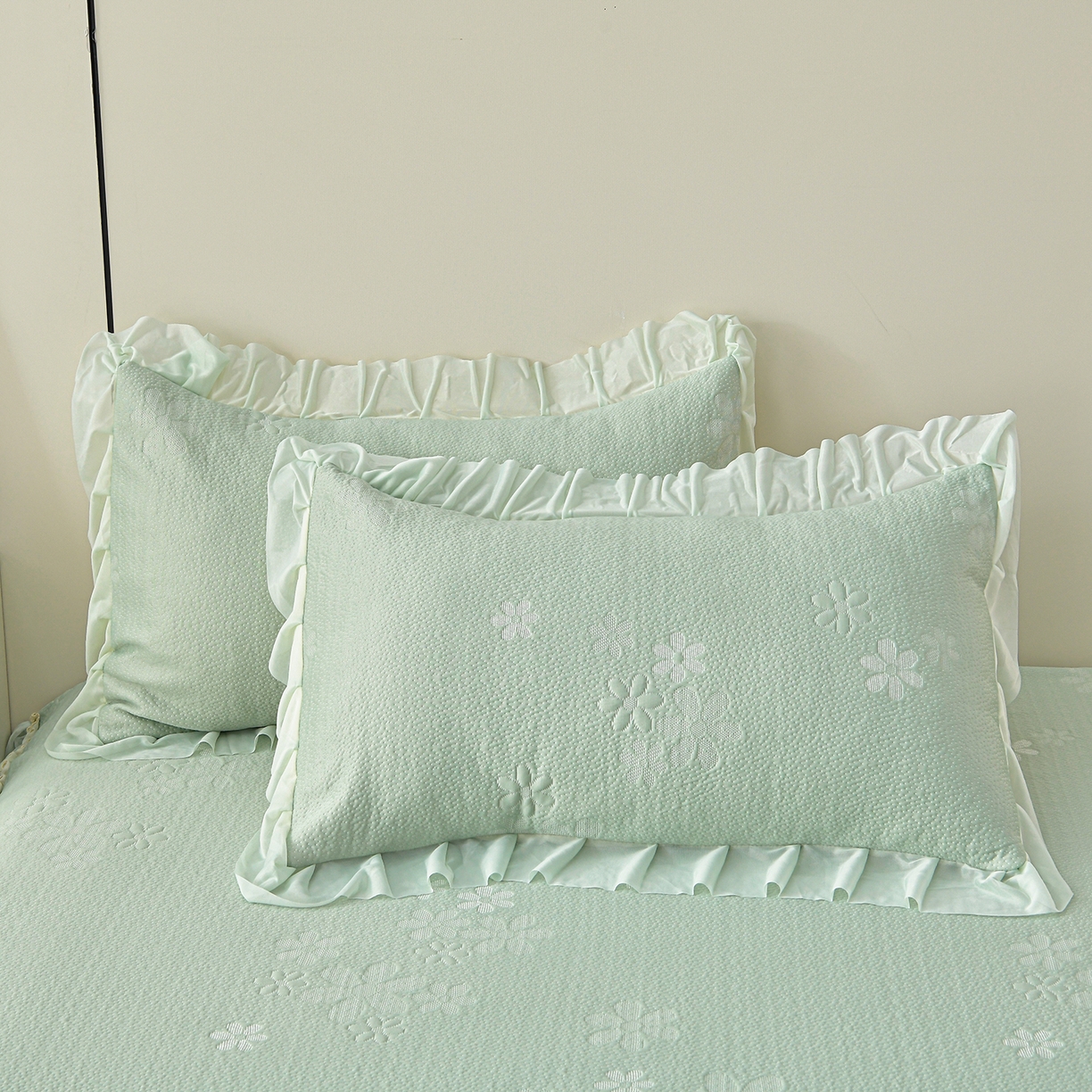 91家纺网 家纺一手货源 找家纺 畅畅家纺 2026新款花边3D立体冰豆豆冰丝凉席床裙款三件套 幸运花朵-绿