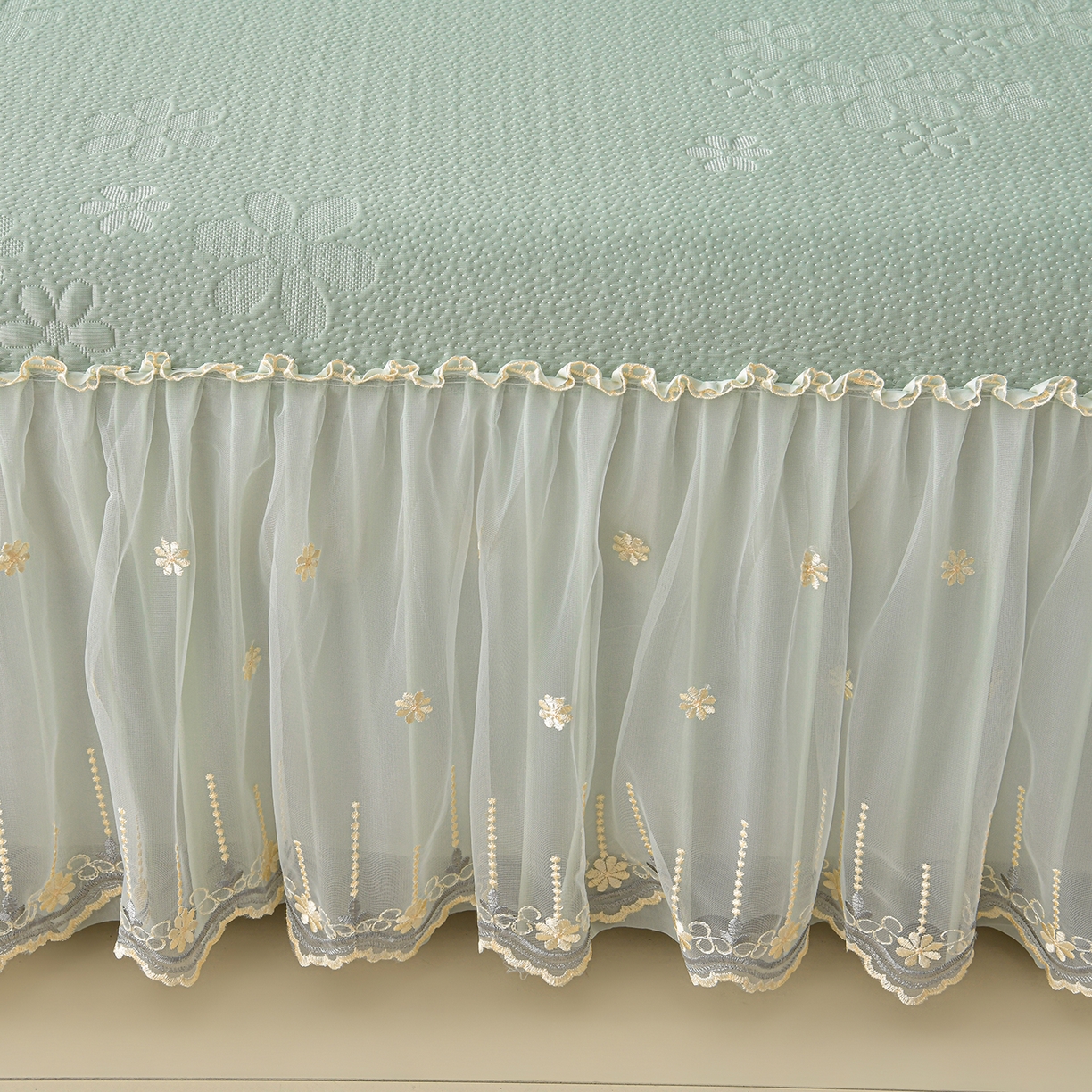 91家纺网 家纺一手货源 找家纺 畅畅家纺 2026新款花边3D立体冰豆豆冰丝凉席床裙款三件套 幸运花朵-绿