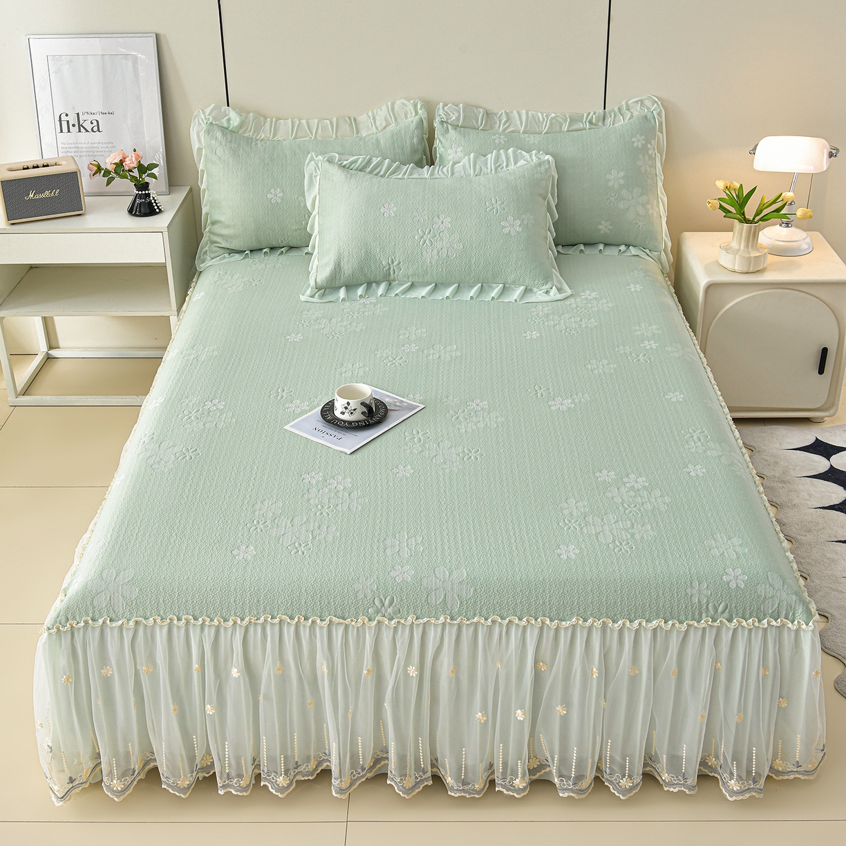 91家纺网 家纺一手货源 找家纺 畅畅家纺 2026新款花边3D立体冰豆豆冰丝凉席床裙款三件套 幸运花朵-绿