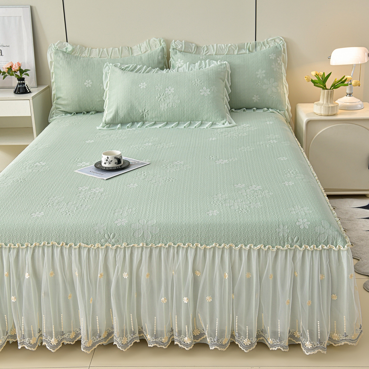 91家纺网 家纺一手货源 找家纺 畅畅家纺 2026新款花边3D立体冰豆豆冰丝凉席床裙款三件套 幸运花朵-绿