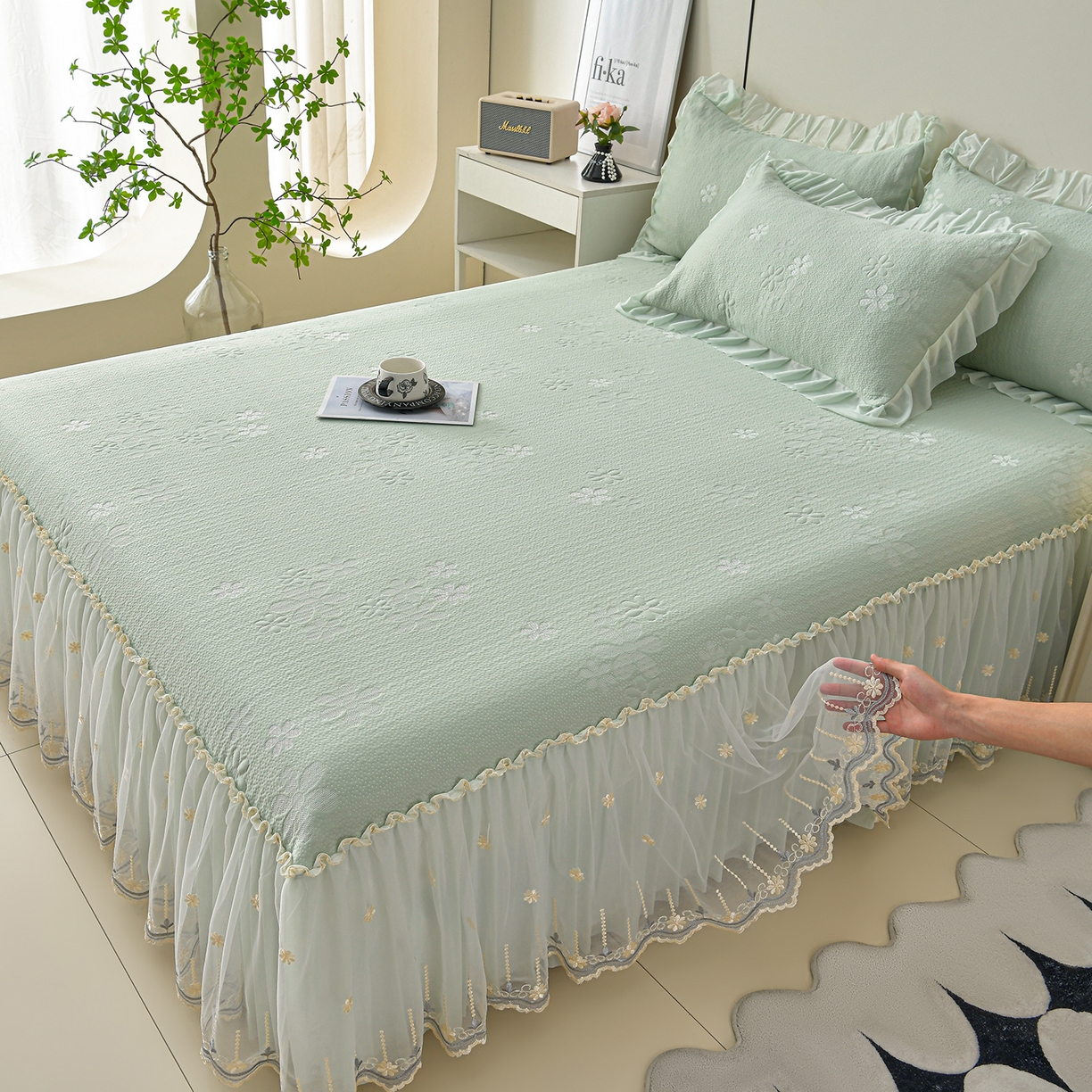 91家纺网 家纺一手货源 找家纺 畅畅家纺 2026新款花边3D立体冰豆豆冰丝凉席床裙款三件套 幸运花朵-绿