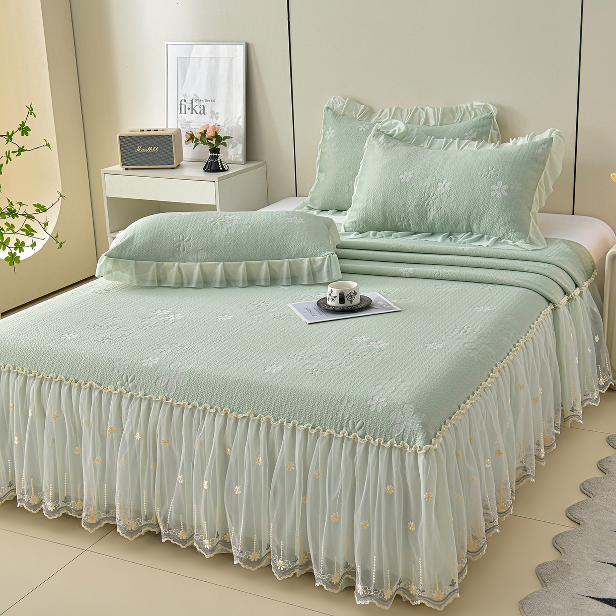 91家纺网 家纺一手货源 找家纺 畅畅家纺 2026新款花边3D立体冰豆豆冰丝凉席床裙款三件套 幸运花朵-绿