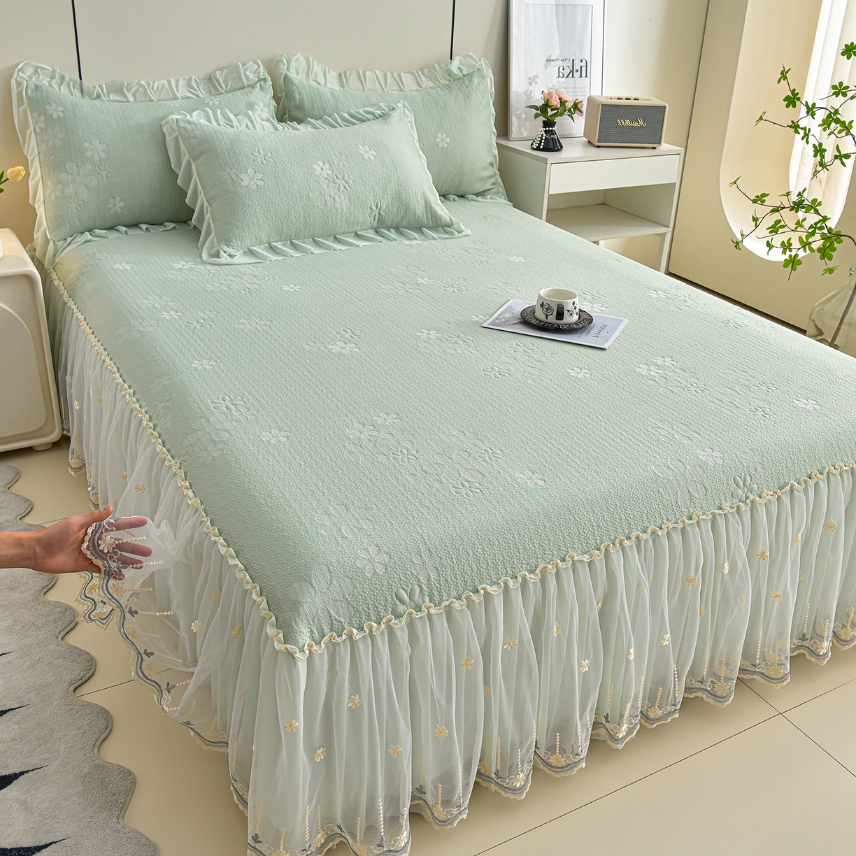 91家纺网 家纺一手货源 找家纺 畅畅家纺 2026新款花边3D立体冰豆豆冰丝凉席床裙款三件套 幸运花朵-绿