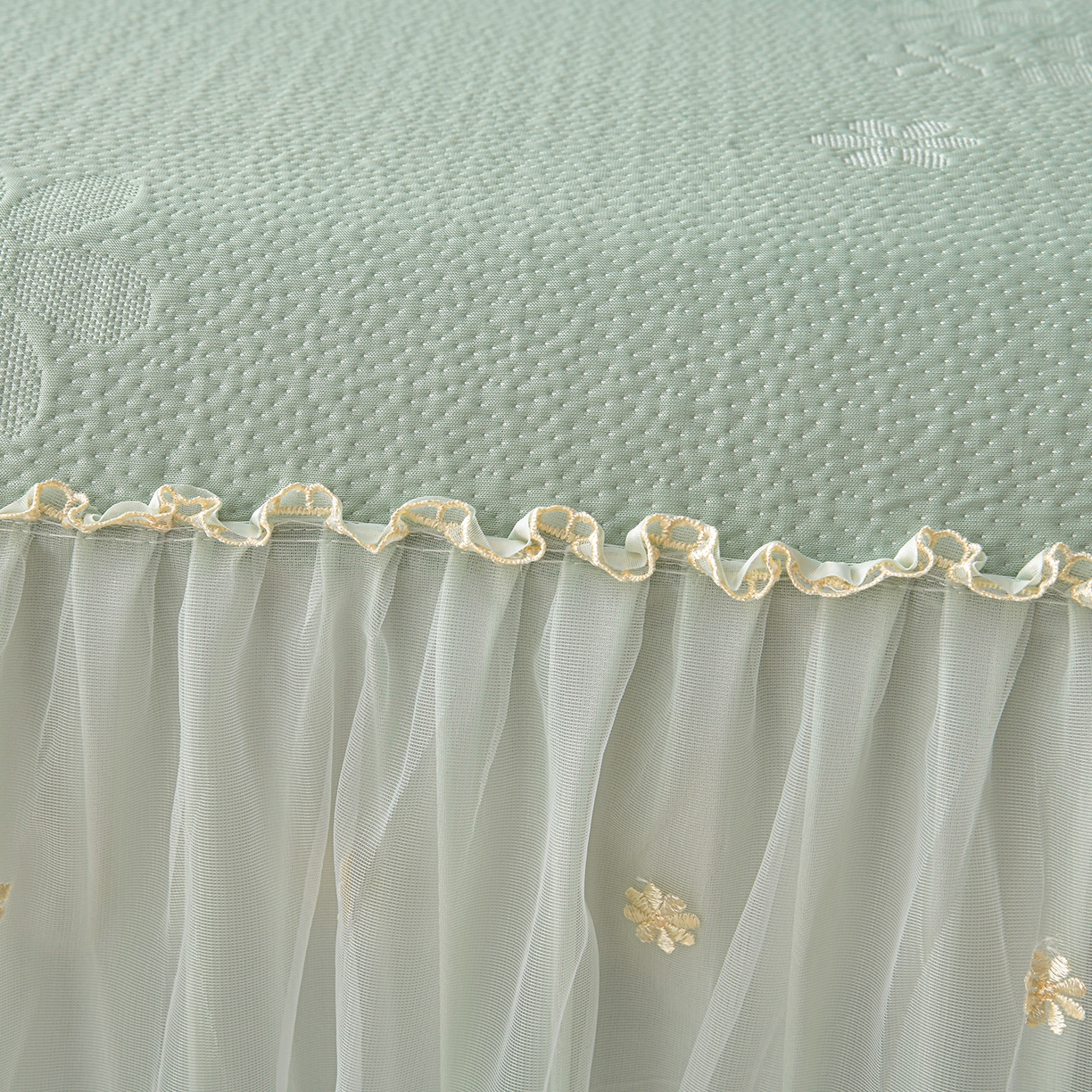 91家纺网 家纺一手货源 找家纺 畅畅家纺 2026新款花边3D立体冰豆豆冰丝凉席床裙款三件套 幸运花朵-绿