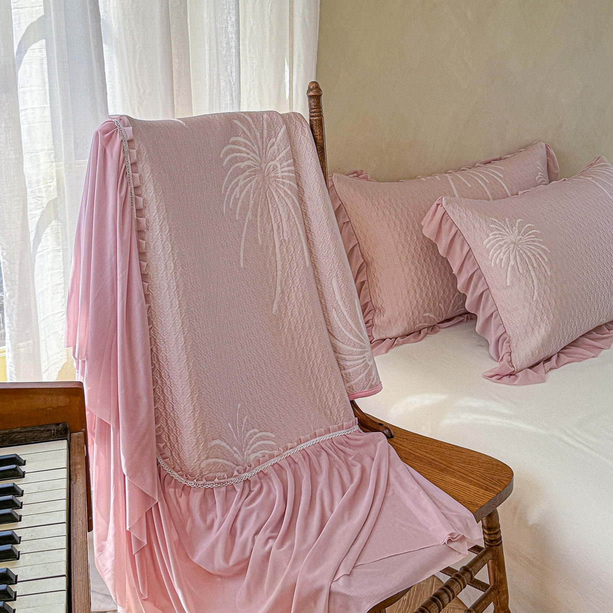 91家纺网 家纺一手货源 找家纺 亿品家纺 2026新款550克PE高分子单泡提花凉感复合床裙款凉席 雾澜花火-粉(不复合)