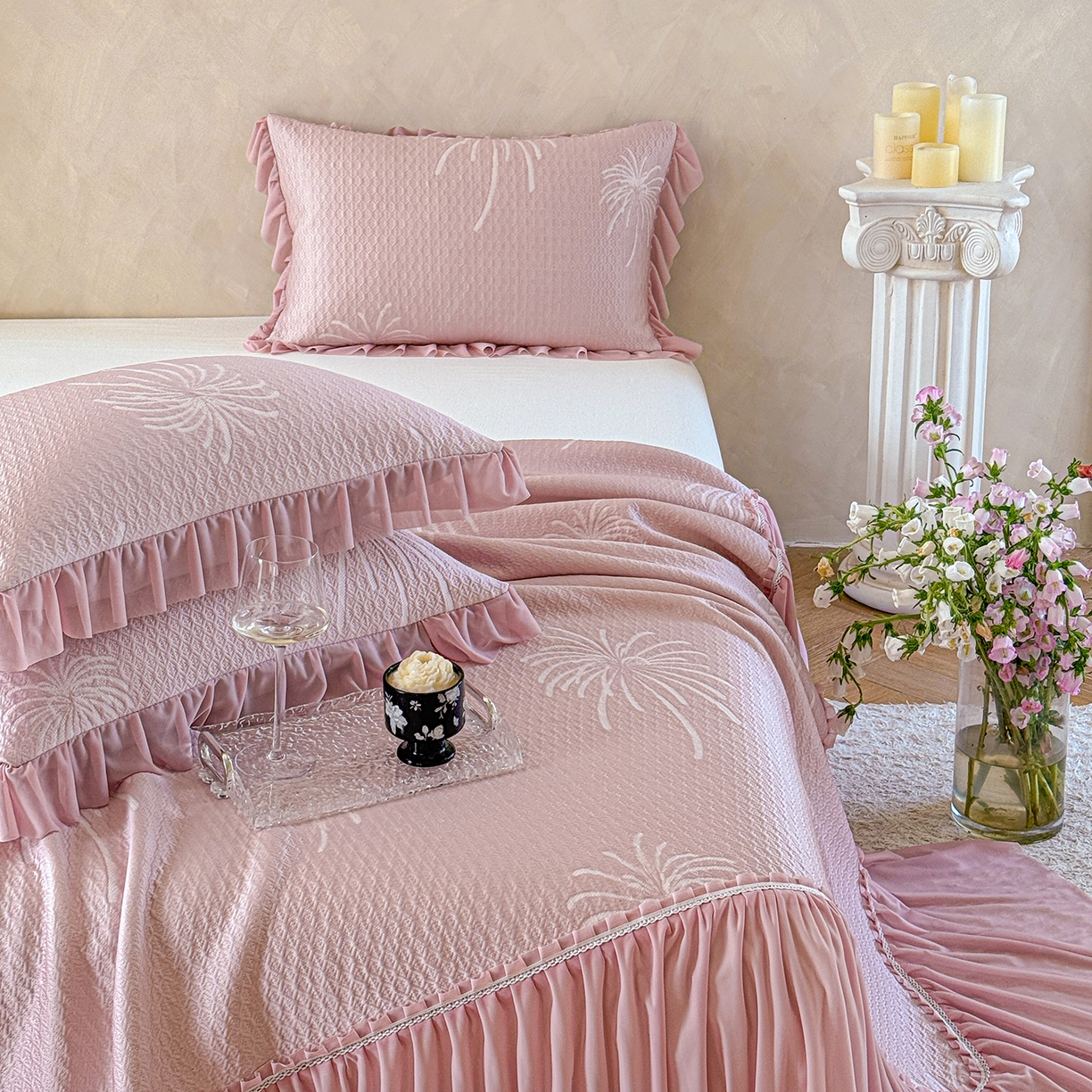 91家纺网 家纺一手货源 找家纺 亿品家纺 2026新款550克PE高分子单泡提花凉感复合床裙款凉席 雾澜花火-粉(不复合)