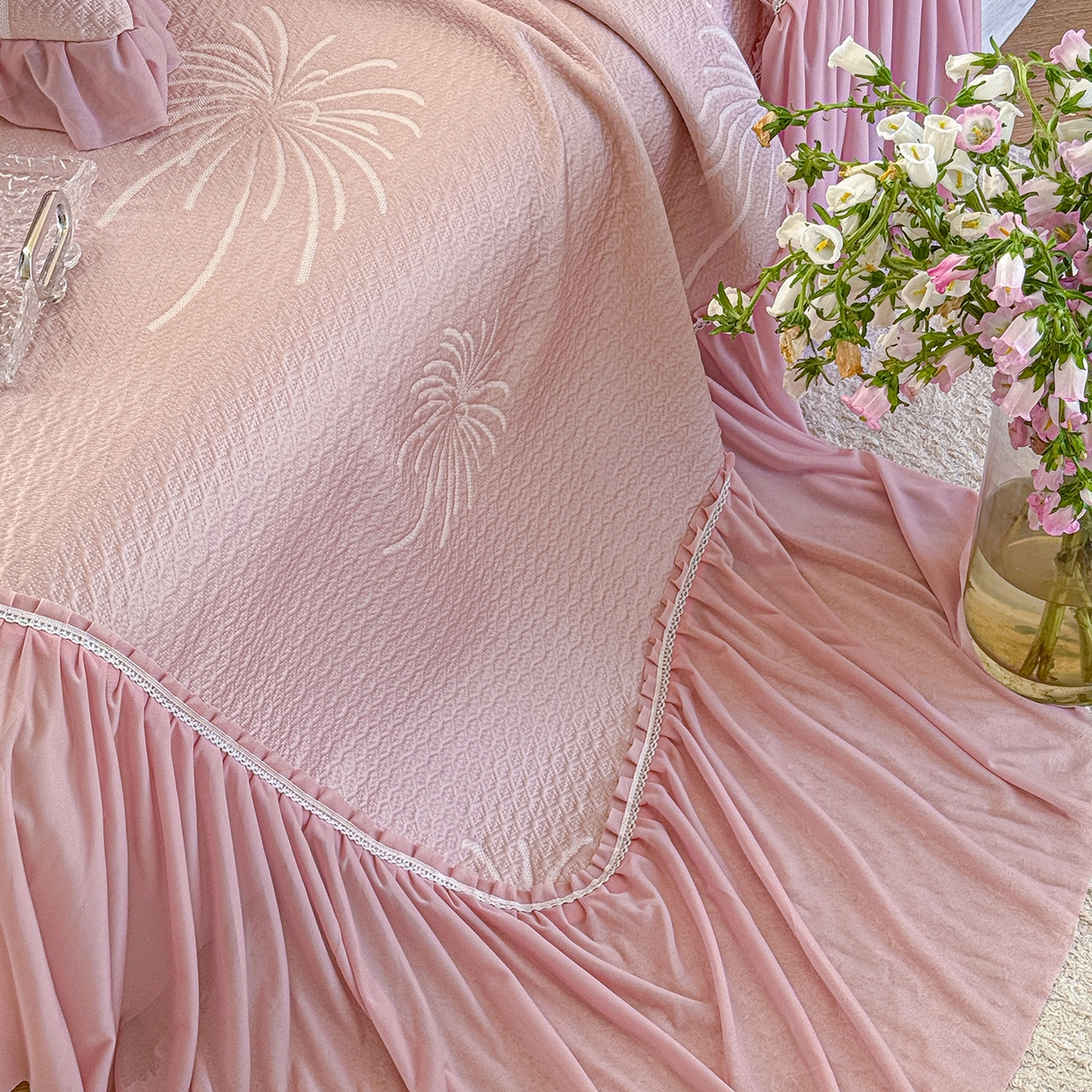 91家纺网 家纺一手货源 找家纺 亿品家纺 2026新款550克PE高分子单泡提花凉感复合床裙款凉席 雾澜花火-粉(不复合)