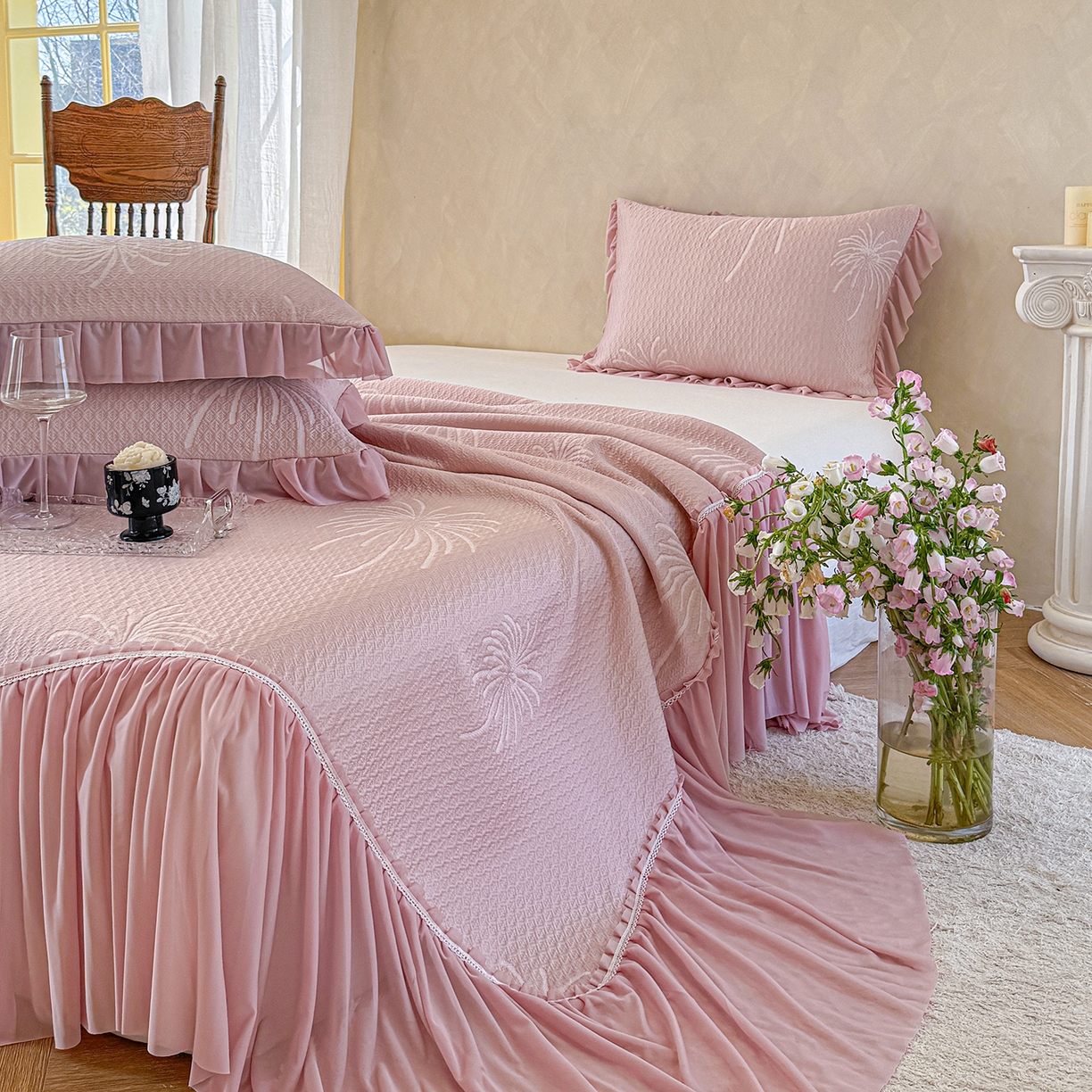 91家纺网 家纺一手货源 找家纺 亿品家纺 2026新款550克PE高分子单泡提花凉感复合床裙款凉席 雾澜花火-粉(不复合)