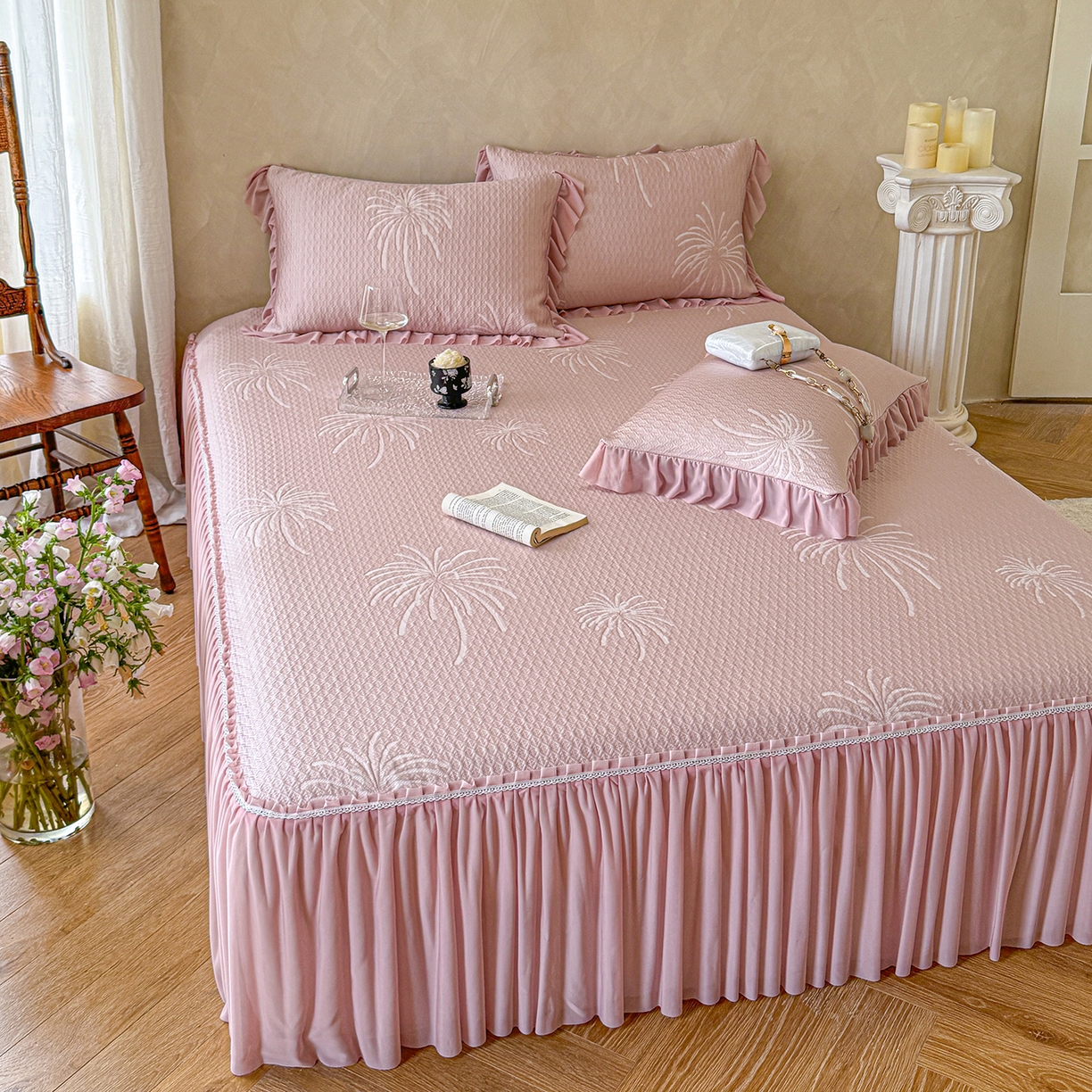 91家纺网 家纺一手货源 找家纺 亿品家纺 2026新款550克PE高分子单泡提花凉感复合床裙款凉席 雾澜花火-粉(不复合)