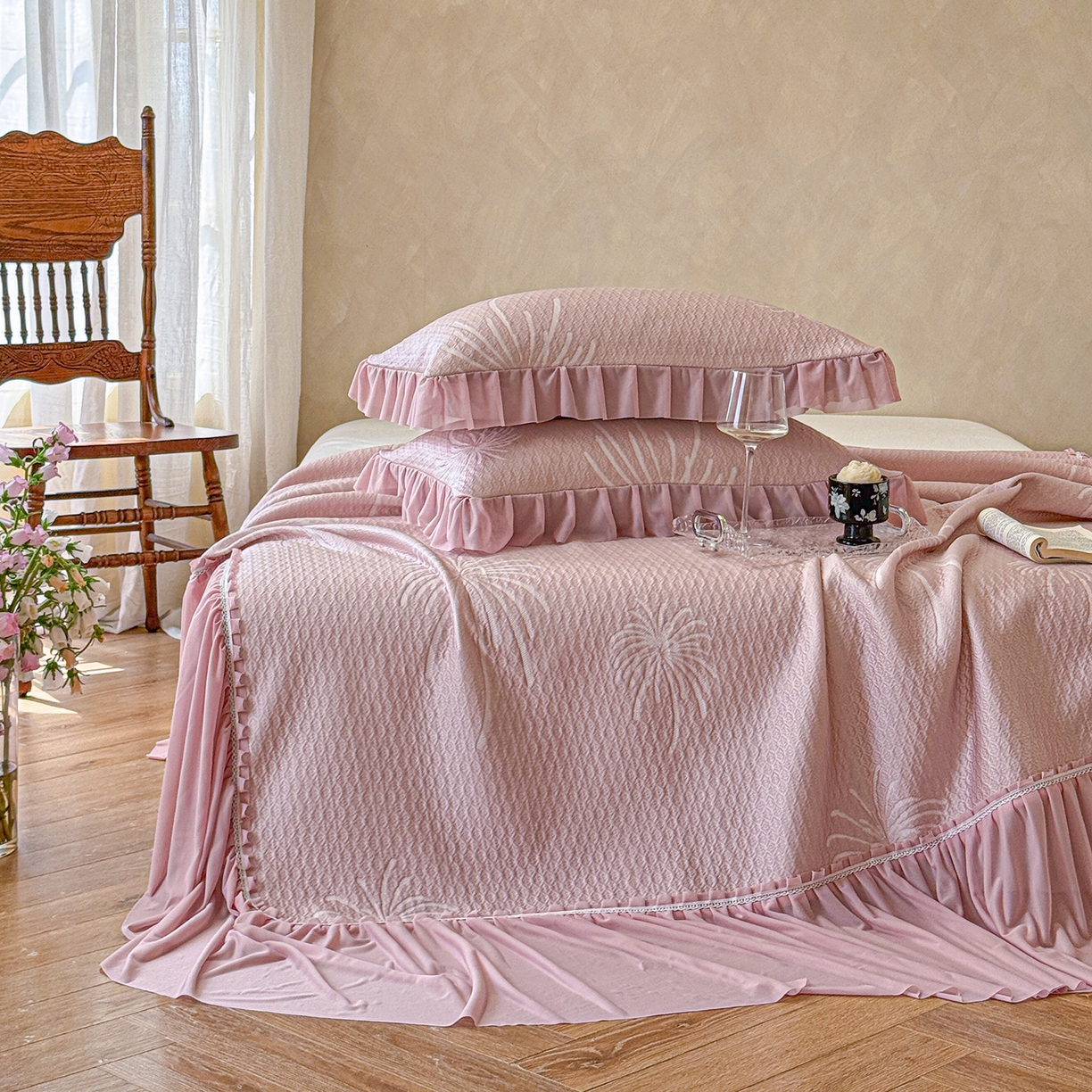 91家纺网 家纺一手货源 找家纺 亿品家纺 2026新款550克PE高分子单泡提花凉感复合床裙款凉席 雾澜花火-粉(不复合)