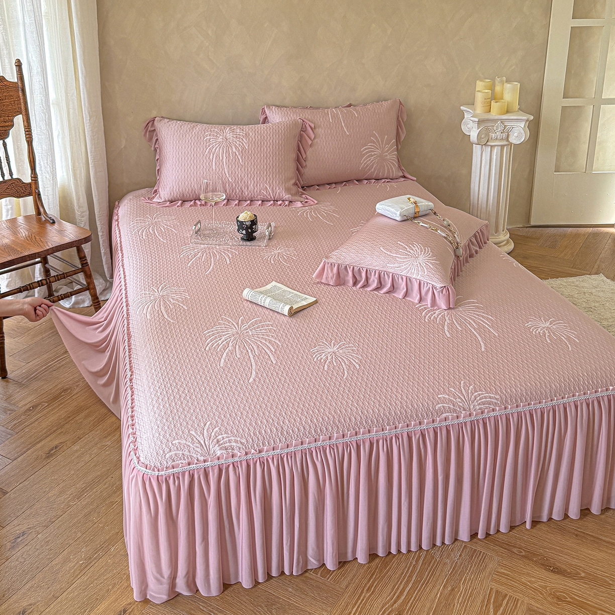 91家纺网 家纺一手货源 找家纺 亿品家纺 2026新款550克PE高分子单泡提花凉感复合床裙款凉席 雾澜花火-粉(不复合)