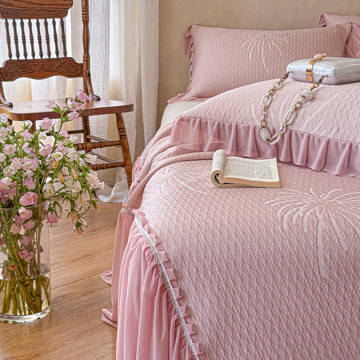 91家纺网 家纺一手货源 找家纺 亿品家纺 2026新款550克PE高分子单泡提花凉感复合床裙款凉席 雾澜花火-粉(不复合)