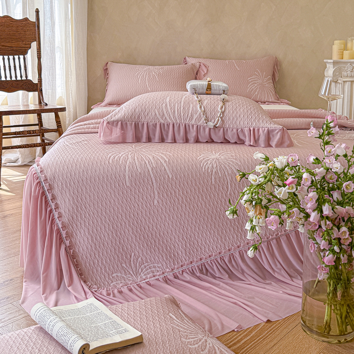 91家纺网 家纺一手货源 找家纺 亿品家纺 2026新款550克PE高分子单泡提花凉感复合床裙款凉席 雾澜花火-粉(不复合)