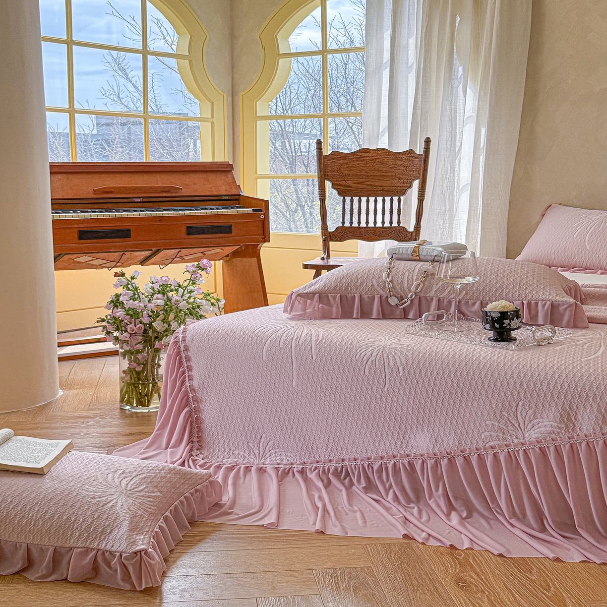 91家纺网 家纺一手货源 找家纺 亿品家纺 2026新款550克PE高分子单泡提花凉感复合床裙款凉席 雾澜花火-粉(不复合)