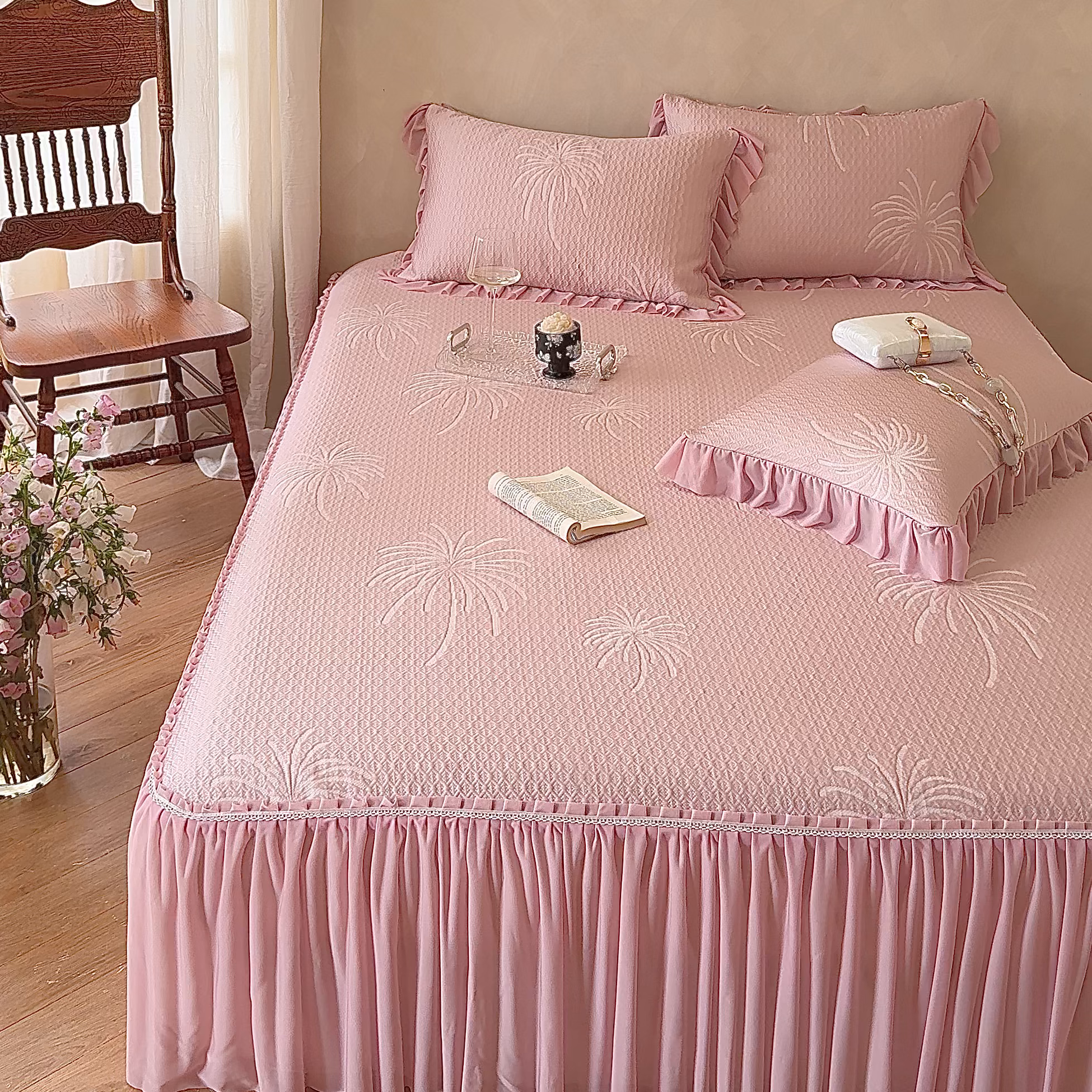 91家纺网 家纺一手货源 找家纺 亿品家纺 2026新款550克PE高分子单泡提花凉感复合床裙款凉席 雾澜花火-粉(不复合)