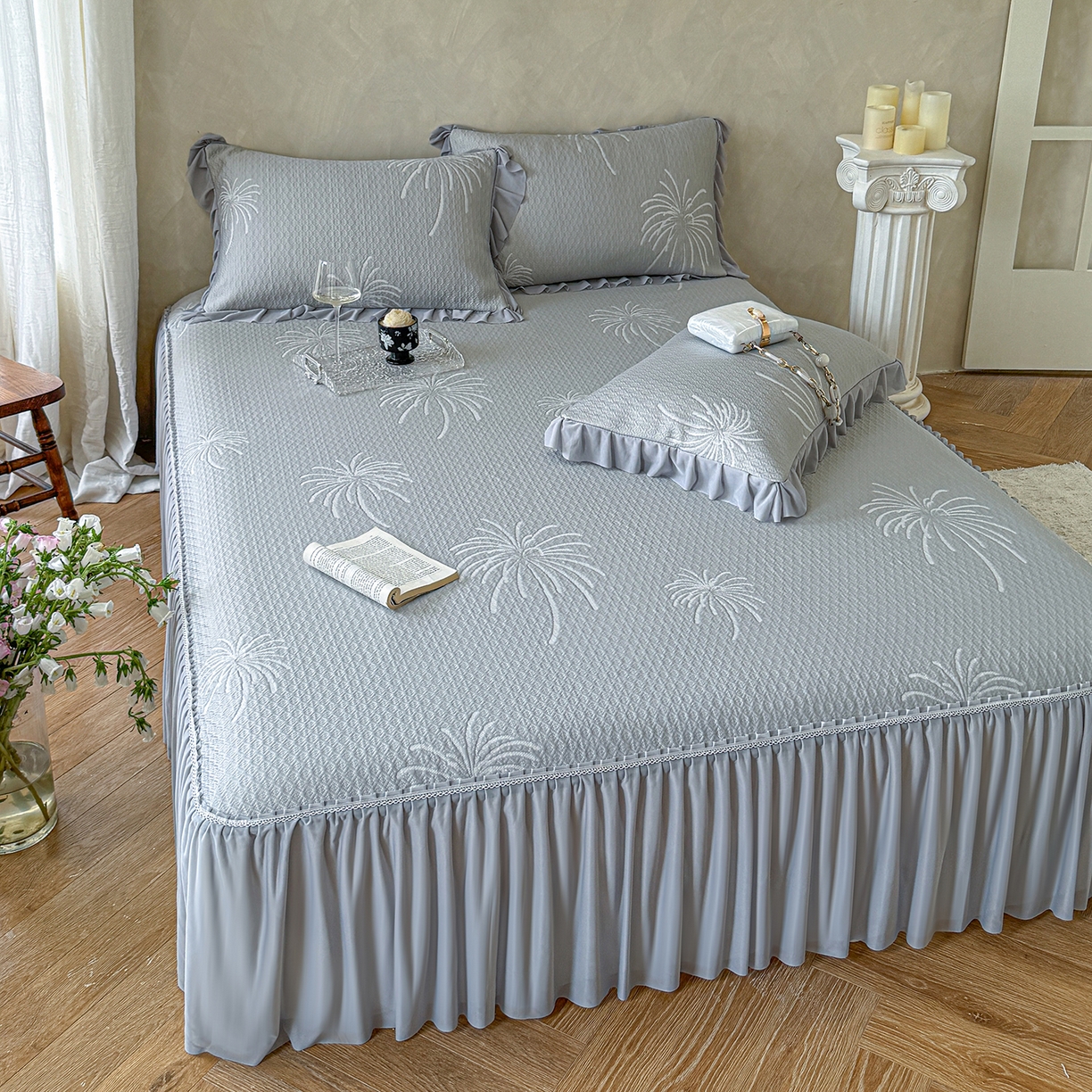 91家纺网 家纺一手货源 找家纺 亿品家纺 2026新款550克PE高分子单泡提花凉感复合床裙款凉席 雾澜花火-灰(不复合)