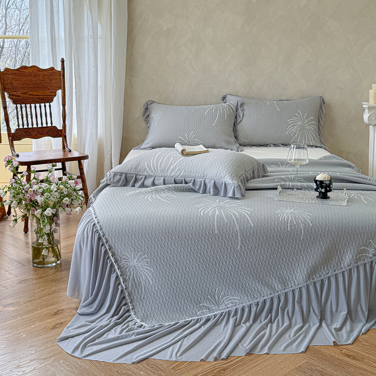 91家纺网 家纺一手货源 找家纺 亿品家纺 2026新款550克PE高分子单泡提花凉感复合床裙款凉席 雾澜花火-灰(不复合)