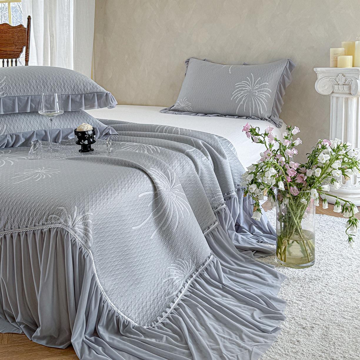 91家纺网 家纺一手货源 找家纺 亿品家纺 2026新款550克PE高分子单泡提花凉感复合床裙款凉席 雾澜花火-灰(不复合)