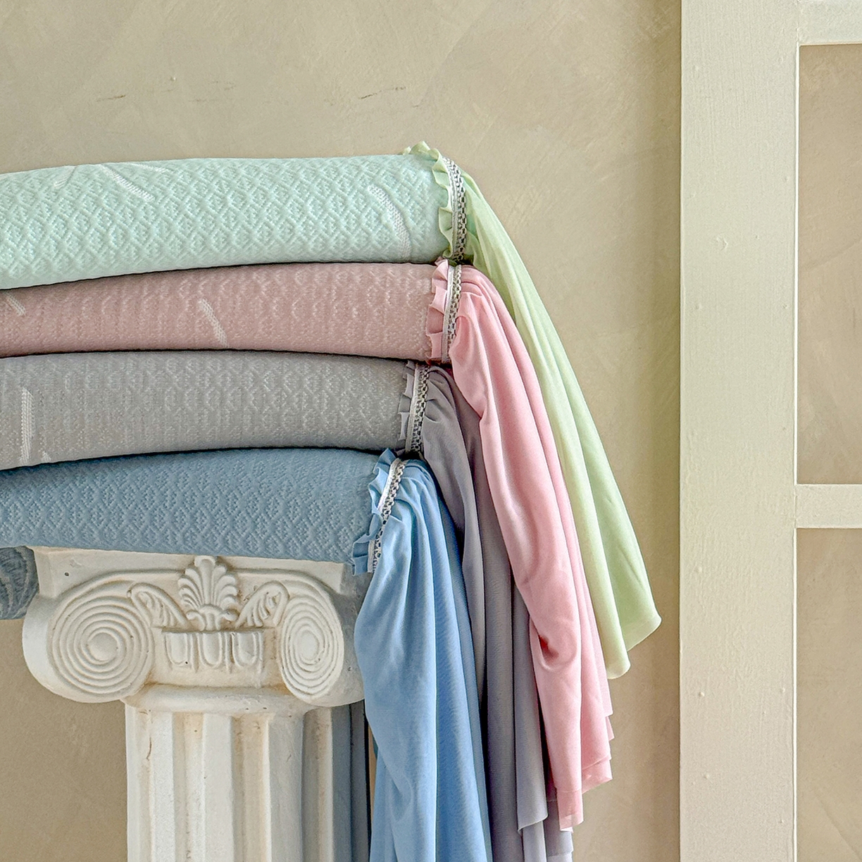 91家纺网 家纺一手货源 找家纺 亿品家纺 2026新款550克PE高分子单泡提花凉感复合床裙款凉席 雾澜花火-灰(不复合)