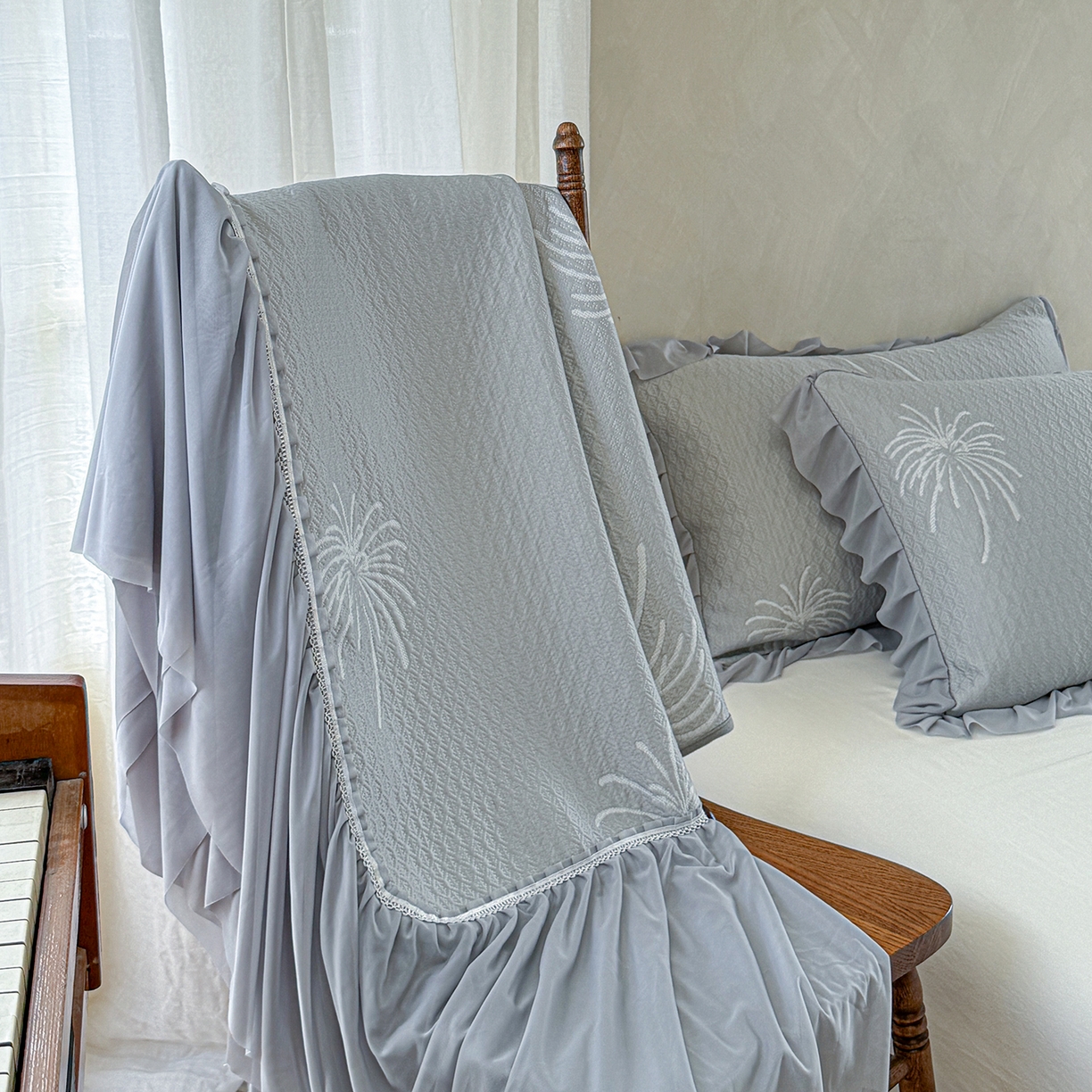 91家纺网 家纺一手货源 找家纺 亿品家纺 2026新款550克PE高分子单泡提花凉感复合床裙款凉席 雾澜花火-灰(不复合)