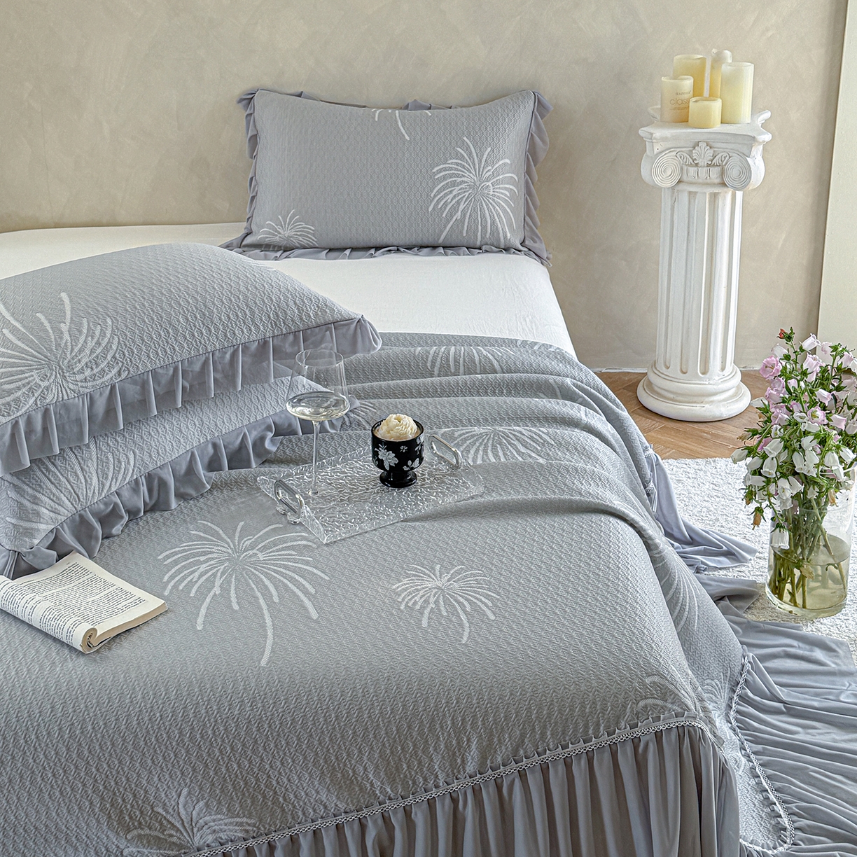 91家纺网 家纺一手货源 找家纺 亿品家纺 2026新款550克PE高分子单泡提花凉感复合床裙款凉席 雾澜花火-灰(不复合)