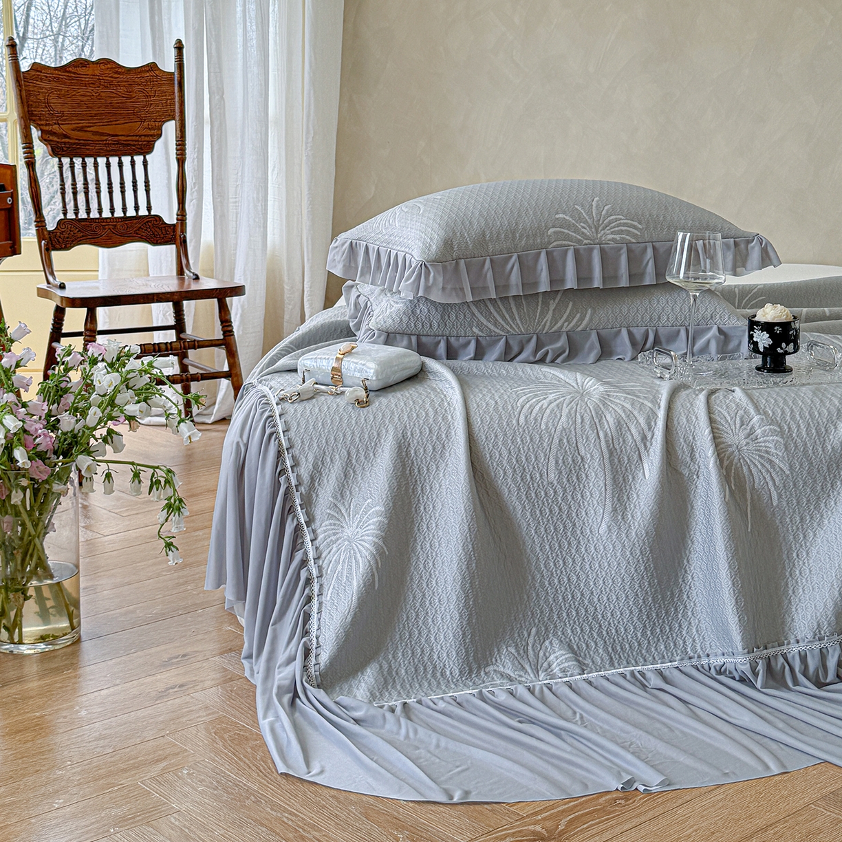 91家纺网 家纺一手货源 找家纺 亿品家纺 2026新款550克PE高分子单泡提花凉感复合床裙款凉席 雾澜花火-灰(不复合)