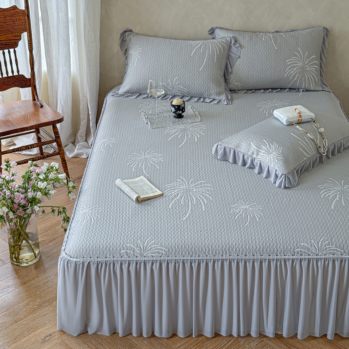 91家纺网 家纺一手货源 找家纺 亿品家纺 2026新款550克PE高分子单泡提花凉感复合床裙款凉席 雾澜花火-灰(不复合)