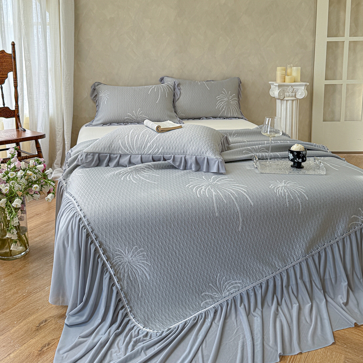 91家纺网 家纺一手货源 找家纺 亿品家纺 2026新款550克PE高分子单泡提花凉感复合床裙款凉席 雾澜花火-灰(不复合)