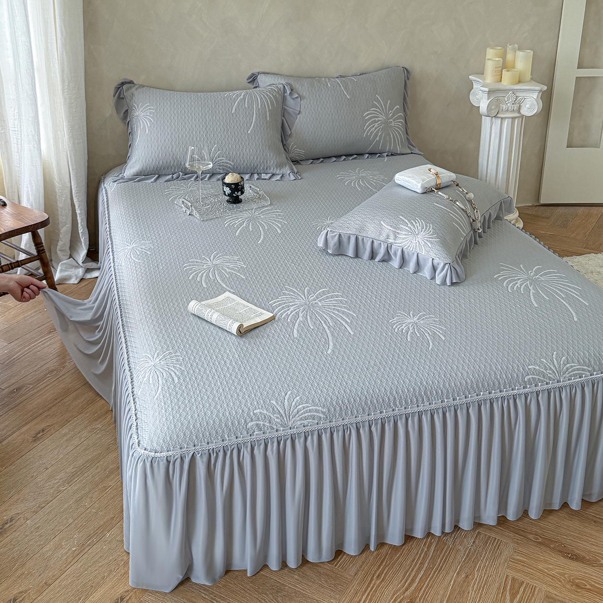 91家纺网 家纺一手货源 找家纺 亿品家纺 2026新款550克PE高分子单泡提花凉感复合床裙款凉席 雾澜花火-灰(不复合)