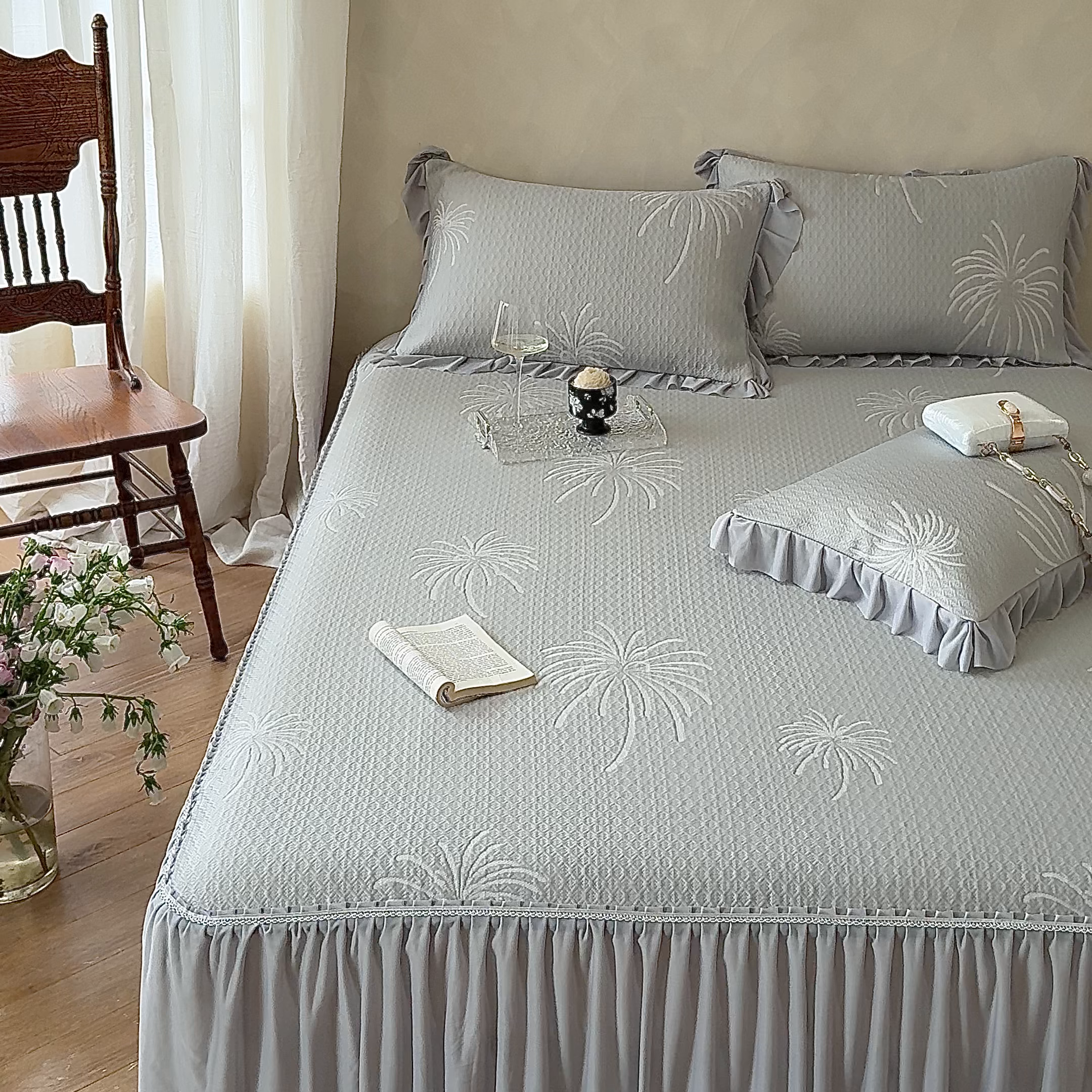 91家纺网 家纺一手货源 找家纺 亿品家纺 2026新款550克PE高分子单泡提花凉感复合床裙款凉席 雾澜花火-灰(不复合)