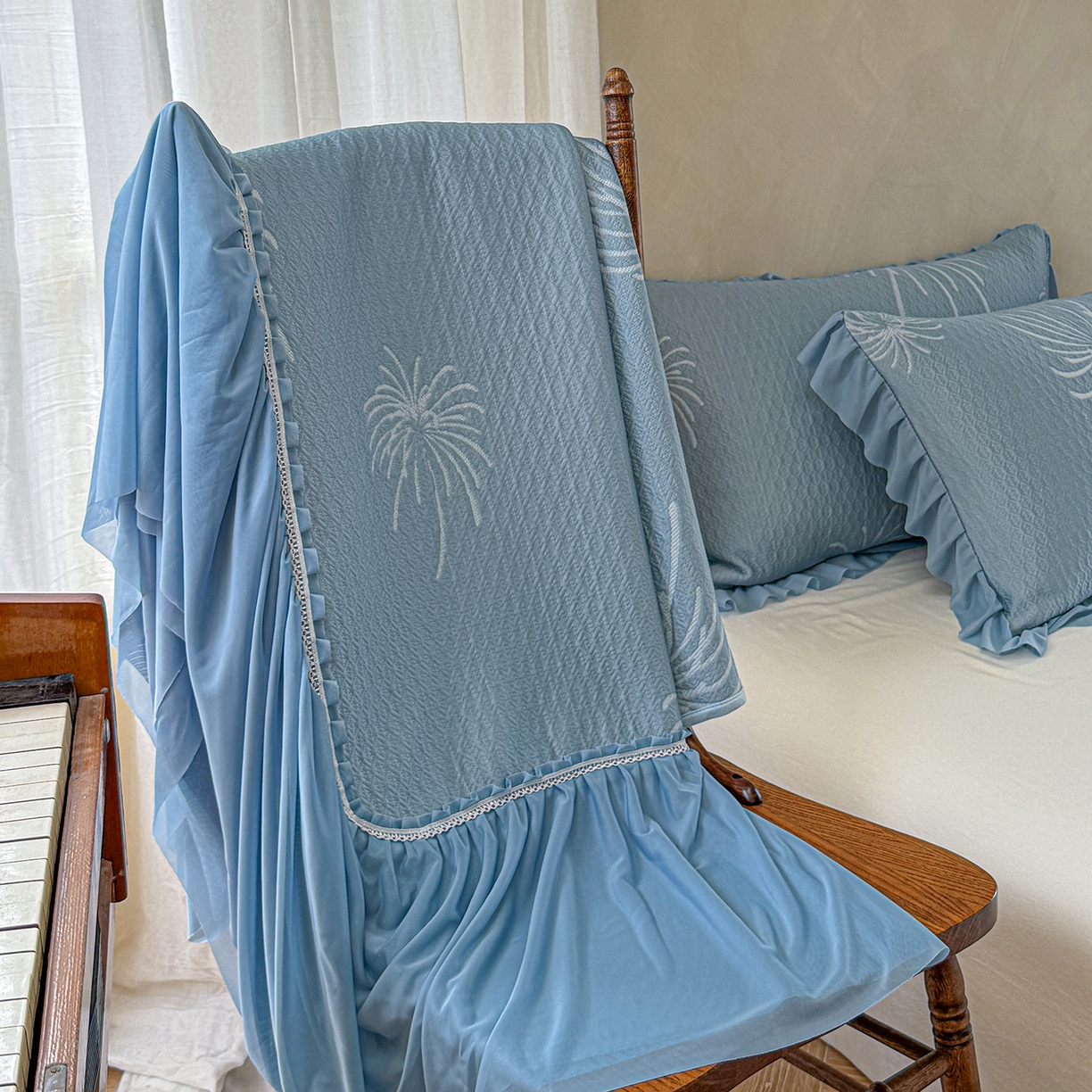 91家纺网 家纺一手货源 找家纺 亿品家纺 2026新款550克PE高分子单泡提花凉感复合床裙款凉席 雾澜花火-蓝(不复合)