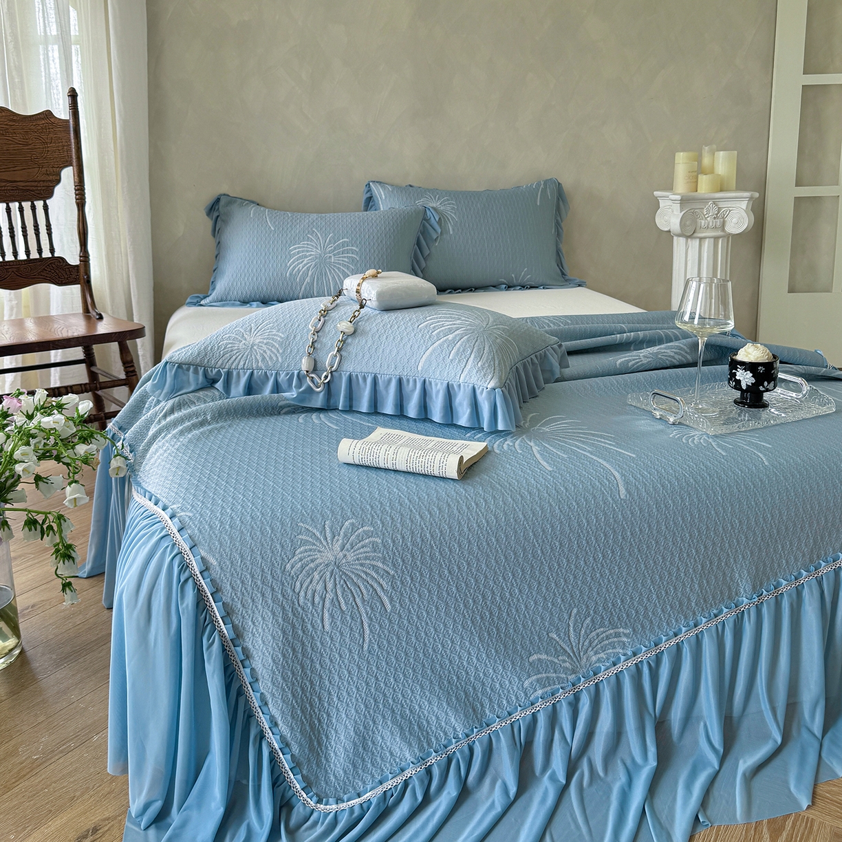 91家纺网 家纺一手货源 找家纺 亿品家纺 2026新款550克PE高分子单泡提花凉感复合床裙款凉席 雾澜花火-蓝(不复合)