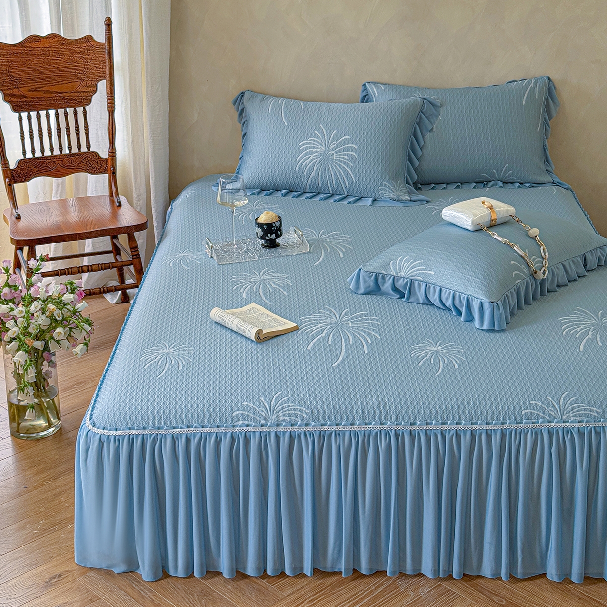 91家纺网 家纺一手货源 找家纺 亿品家纺 2026新款550克PE高分子单泡提花凉感复合床裙款凉席 雾澜花火-蓝(不复合)